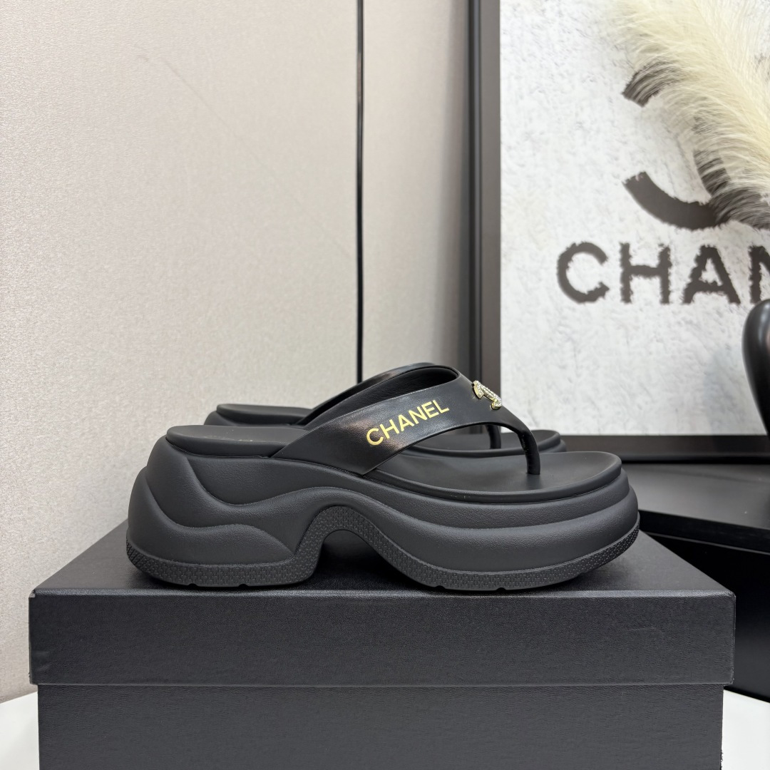 NO:411951,2025★★★★★★ Many celebrities are popular, a versatile series that domestic and foreign bloggers are popular. A must-have for spring and summer wardrobe matching. The first choice for sandals. Design exclusive to Xiangjia. Upper sheepskin inner lining: imported crystal sheepskin inner lining, large sole original mold opening tpu shoe size: 35-39 (40, 41, customized, non-return and exchange) Delivery luxury latest counter synchronous packaging, split-toe shoes, chanel, sheepskin198609092025★★★★★ 众多明星网红上脚,国内外博主刷爆的一个百搭系列,春夏衣橱搭配必备 凉拖首选.设计香家专属 鞋面羊皮  内里: 进口水晶羊皮内里 大底原版开模tpu 鞋码: 35-39（40、41、定做不退换） 配送豪华最新专柜同步包装,分趾鞋,chanel,sheepskin,Women's Shoes