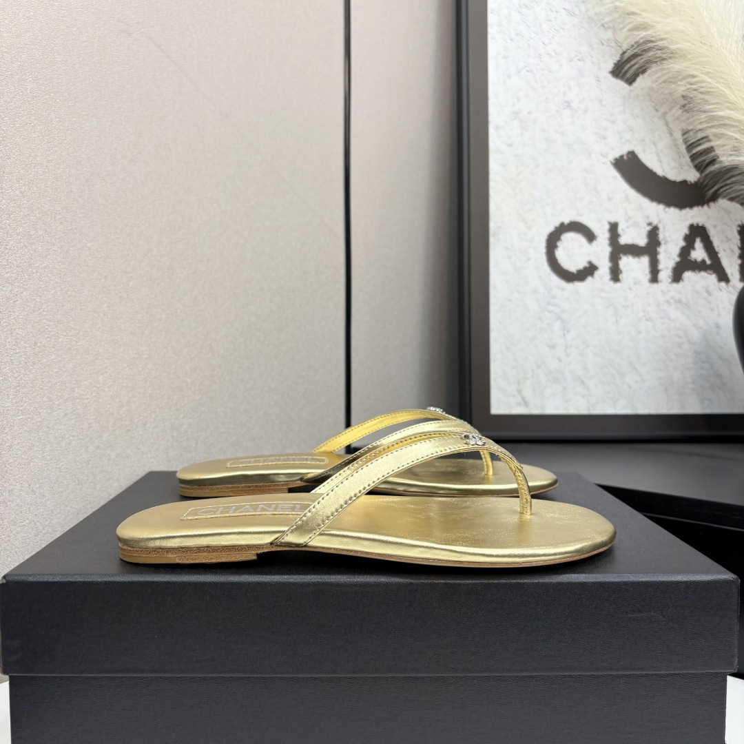 NO:411942,2025★★★★★★ Many celebrities are here to watch, a versatile series that domestic and foreign bloggers are popular with, a must-have for spring and summer wardrobe matching, the first choice for sandals. Upper sheepskin, silk lining: imported crystal sheepskin inner lining, original mold-open custom leather sole Shoe size: 35-39 (40, 41, custom made without return) Delivery luxury latest counter synchronous packaging, split-toe shoes, sandals, sheepskin, silk fabric, Leather soles198609092025★★★★★ 众多明星网红上脚,国内外博主刷爆的一个百搭系列,春夏衣橱搭配必备 凉鞋首选. 鞋面羊皮,绸缎  内里: 进口水晶羊皮内里 大底原版开模定制真皮大底 鞋码: 35-39（40、41、定做不退换） 配送豪华最新专柜同步包装,分趾鞋,sandals,sheepskin,silk fabric,Leather soles,Women's Shoes