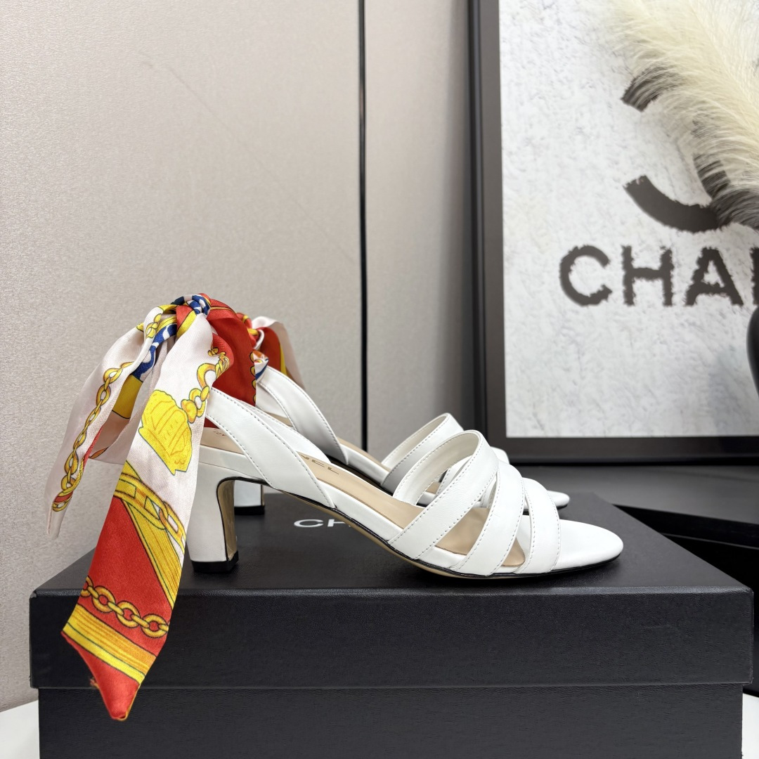 NO:411933,2025★★★★★★ Many celebrities are here to watch, a versatile series that domestic and foreign bloggers are popular with, a must-have for spring and summer wardrobe matching, the first choice for sandals. Diamond design exclusive to the fragrant family, upper sheepskin lining: imported crystal sheepskin lining, original mold-open custom leather sole, shoe size: 35-39 (40, 41, custom-made, no return or exchange) Delivery luxury latest counter synchronous packaging, sandals, chanel, sandals, sheepskin, Leather soles198609092025★★★★★ 众多明星网红上脚,国内外博主刷爆的一个百搭系列,春夏衣橱搭配必备 凉拖首选.菱格设计香家专属 鞋面羊皮  内里: 进口水晶羊皮内里 大底原版开模定制真皮大底 鞋码: 35-39（40、41、定做不退换） 配送豪华最新专柜同步包装,凉鞋,chanel,sandals,sheepskin,Leather soles,Women's Shoes