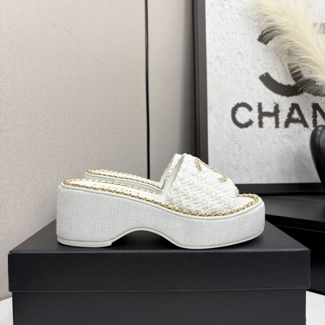 NO:411927,2025★★★★★★ Many celebrities are here to watch, a versatile series that domestic and foreign bloggers are popular. A must-have for spring and summer wardrobe matching. Sandals are the first choice. Upper sheepskin, silk lining: imported crystal sheepskin inner lining, original mold-open custom rubber sole Shoe size: 35-39 (40, 41, custom made without return) Delivery luxury latest counter synchronous packaging, slippers, sandals, slippers, sheepskin, silk fabric198609092025★★★★★ 众多明星网红上脚,国内外博主刷爆的一个百搭系列,春夏衣橱搭配必备 凉鞋首选. 鞋面羊皮,绸缎  内里: 进口水晶羊皮内里 大底原版开模定制橡胶底 鞋码: 35-39（40、41、定做不退换） 配送豪华最新专柜同步包装,拖鞋,sandals,slippers,sheepskin,silk fabric,Women's Shoes