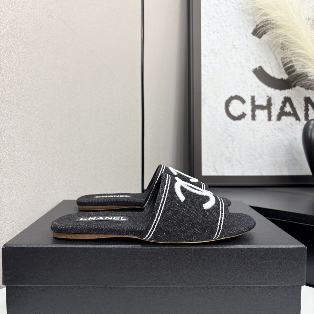 NO:411920,2025★★★★★★ Many celebrities are here to watch, a versatile series that domestic and foreign bloggers are popular. A must-have for spring and summer wardrobe matching. Sandals are the first choice. Upper denim lining: imported crystal sheepskin lining, original mold-open custom leather sole, shoe size: 35-39 (40, 41, custom made, no return or exchange) Delivery luxury latest counter synchronous packaging, slippers, sandals, slippers, sheepskin, Leather soles198609092025★★★★★ 众多明星网红上脚,国内外博主刷爆的一个百搭系列,春夏衣橱搭配必备 凉鞋首选. 鞋面牛仔布  内里: 进口水晶羊皮内里 大底原版开模定制真皮大底 鞋码: 35-39（40、41、定做不退换） 配送豪华最新专柜同步包装,拖鞋,sandals,slippers,sheepskin,Leather soles,Women's Shoes