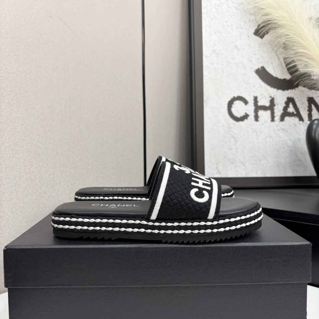 NO:414219,Chanel Chanel's new embroidered flat-soled slippers, classic vacation style, double C logo embroidery simple and refreshing, versatile items, rubber sole, size 35-39 (40 41 custom made), slippers, chanel, chanel, slippers19860909Chanel香奈儿新款刺绣平底懒人拖鞋 经典度假风 双Ｃ logo刺绣简约清爽 百搭单品 橡胶底,尺码35-39（40 41定做）,拖鞋,chanel,chanel,slippers,Women's Shoes