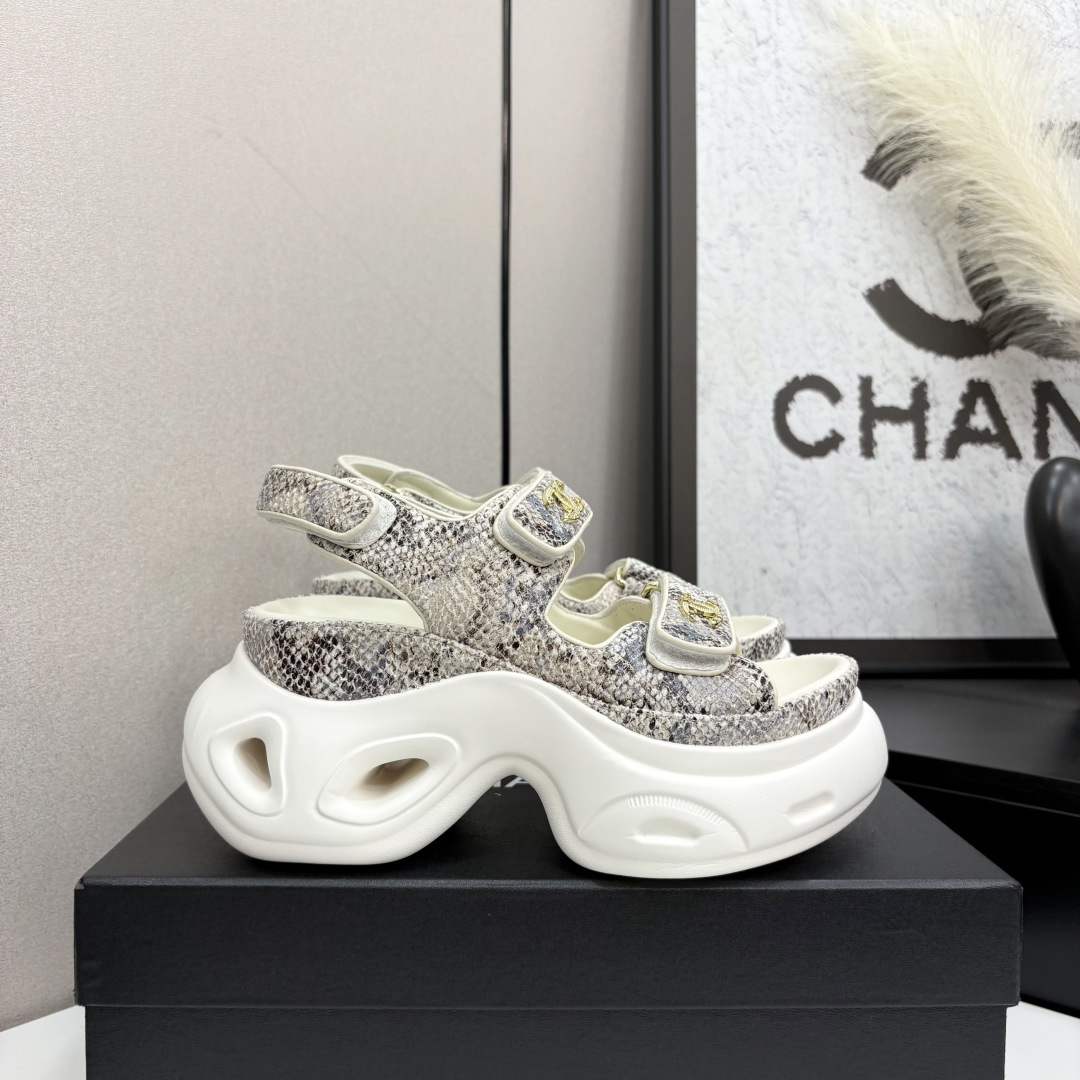 NO:414212,The latest fabrics for spring and summer 2025 - the counter mainly promotes Velcro beach sandals new color series ★★★★★ Many celebrities are here to watch, a versatile series that domestic and foreign bloggers are popular, a must-have for spring and summer wardrobe matching, the first choice for sandals. Upper cowhide inner lining: imported crystal sheepskin inner lining, large sole mold custom tpu Shoe size: 35-39 (40, 41, 42 custom made without return and exchange) Delivery luxury latest counter synchronous packaging, slippers sandals, sandals, slippers, cowhide, sheepskin198609092025春夏最新面料——专柜主推魔术贴沙滩凉鞋新色系列上新 ★★★★★ 众多明星网红上脚,国内外博主刷爆的一个百搭系列,春夏衣橱搭配必备 凉鞋首选. 鞋面牛皮  内里: 进口水晶羊皮内里 大底开模定制tpu 鞋码: 35-39（40、41、42定做不退换） 配送豪华最新专柜同步包装,拖鞋凉鞋,sandals,slippers,cowhide,sheepskin,Women's Shoes