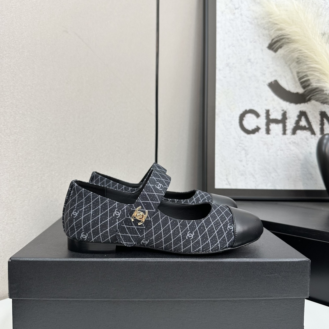 NO:415567,★★★★★★ Many celebrities are popular with a versatile series that domestic and foreign bloggers are popular. A must-have for spring and summer wardrobe matching. Sandals are the first choice. Upper cowhide inner lining: imported crystal sheepskin lining, original mold-open custom leather sole Shoe size: 35-39 (40, 41, custom made without return or exchange) Delivery luxury latest counter synchronous packaging, single shoes, sandals, cowhide, sheepskin19860909★★★★★ 众多明星网红上脚,国内外博主刷爆的一个百搭系列,春夏衣橱搭配必备 凉鞋首选. 鞋面牛皮  内里: 进口水晶羊皮内里 大底原版开模定制真皮底 鞋码: 35-39（40、41、定做不退换） 配送豪华最新专柜同步包装,单鞋,sandals,cowhide,sheepskin,Women's Shoes