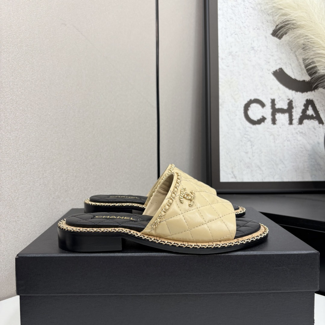 NO:421138,2025★★★★★★ Many celebrities are popular, a versatile series that domestic and foreign bloggers are popular. A must-have for spring and summer wardrobe matching. Sandals are the first choice. Upper sheepskin inner lining: imported crystal sheepskin inner lining, original mold-open custom leather sole Shoe size: 35-39 (40, 41, custom made without return) Delivery luxury latest counter synchronous packaging, slippers, sandals, slippers, sheepskin198609092025★★★★★ 众多明星网红上脚,国内外博主刷爆的一个百搭系列,春夏衣橱搭配必备 凉鞋首选. 鞋面羊皮  内里: 进口水晶羊皮内里 大底原版开模定制真皮底 鞋码: 35-39（40、41、定做不退换） 配送豪华最新专柜同步包装,拖鞋,sandals,slippers,sheepskin,Women's Shoes