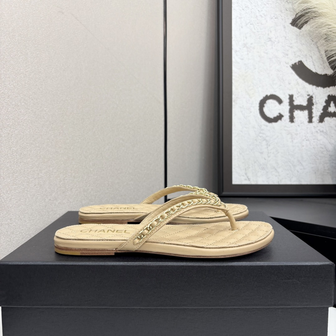 NO:421124,2025★★★★★★ Many celebrities are here to watch, a versatile series that domestic and foreign bloggers are popular. A must-have for spring and summer wardrobe matching. Sandals are the first choice. Upper sheepskin inner lining: imported crystal sheepskin inner lining, original mold-open custom leather sole Shoe size: 35-39 (40, 41, customized without return and exchange) Delivery luxury latest counter synchronous packaging, split-toe shoes, sandals, sheepskin198609092025★★★★★ 众多明星网红上脚,国内外博主刷爆的一个百搭系列,春夏衣橱搭配必备 凉鞋首选. 鞋面羊皮  内里: 进口水晶羊皮内里 大底原版开模定制真皮底 鞋码: 35-39（40、41、定做不退换） 配送豪华最新专柜同步包装,分趾鞋,sandals,sheepskin,Women's Shoes