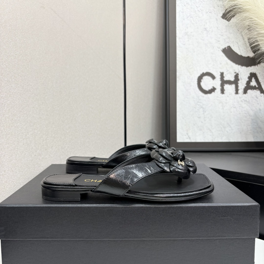 NO:421131,★★★★★★ Many celebrities are popular with a versatile series that domestic and foreign bloggers are popular. A must-have for spring and summer wardrobe matching. Sandals are the first choice. Upper sheepskin inner lining: imported crystal sheepskin inner lining, original mold-open custom leather sole Shoe size: 35-39 (40, 41, custom made without return or exchange) Delivery luxury latest counter synchronous packaging, hot diamonds, split toe shoes, sandals, sheepskin19860909★★★★★ 众多明星网红上脚,国内外博主刷爆的一个百搭系列,春夏衣橱搭配必备 凉鞋首选. 鞋面羊皮  内里: 进口水晶羊皮内里 大底原版开模定制真皮底 鞋码: 35-39（40、41、定做不退换） 配送豪华最新专柜同步包装 烫钻,分趾鞋,sandals,sheepskin,Women's Shoes