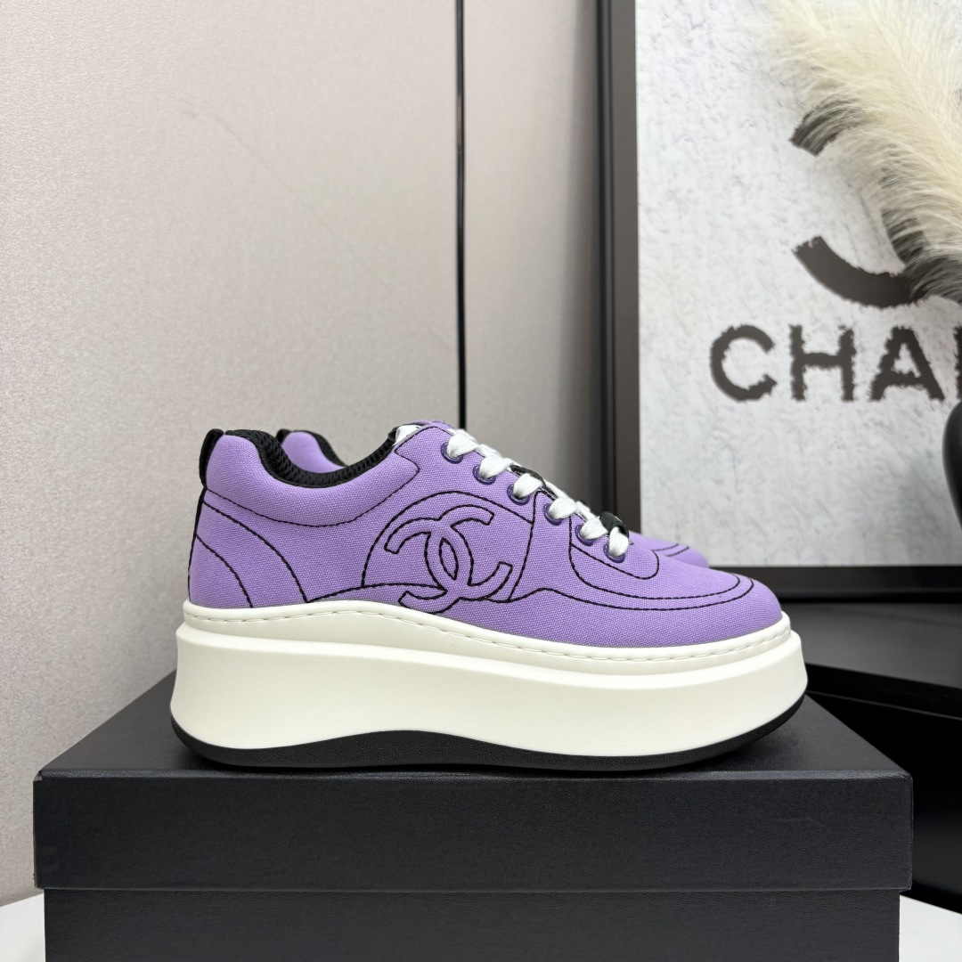 NO:421117,Chanel Chanel Panda Shoes!  Top casual sneakers for the 2025 counter This classic design; the upper is crafted and electric embroidered with various craftsmanship; the sole is fashionable and sporty; it is an extraordinary and has incorporated a variety of color matching elements... The diversified mix and match is very beautiful and versatile, casual, fashionable, sports, and outdoors can be taken into account... Go material The upper is made of original imported silk cowhide + original tarp + original head cowhide The inner part is made of original sheepli + net Outsole based on original TPU combination sole The counter is made of high-quality packaging for women 35–41, casual shoes/sports shoes, chanel, chanel, sneakers, cowhide19860909Chanel香奈儿熊猫鞋！2025专柜顶级休闲款运动鞋 这款经典设计；鞋面多种工艺电绣的风格；大底却时尚运动；不平凡的拥入了多种配色元素…… 多元化混搭非常好看百搭,休闲,时尚,运动,户外都能兼顾…… Go 材料 鞋面采用 原版进口头层丝绸牛皮+原版防水布+原版头层牛皮 内里采用 原版羊里+网 大底根据 原版TPU组合大底 专柜精品包装全套女35–41,休闲鞋/运动鞋,chanel,chanel,sneakers,cowhide,Women's Shoes