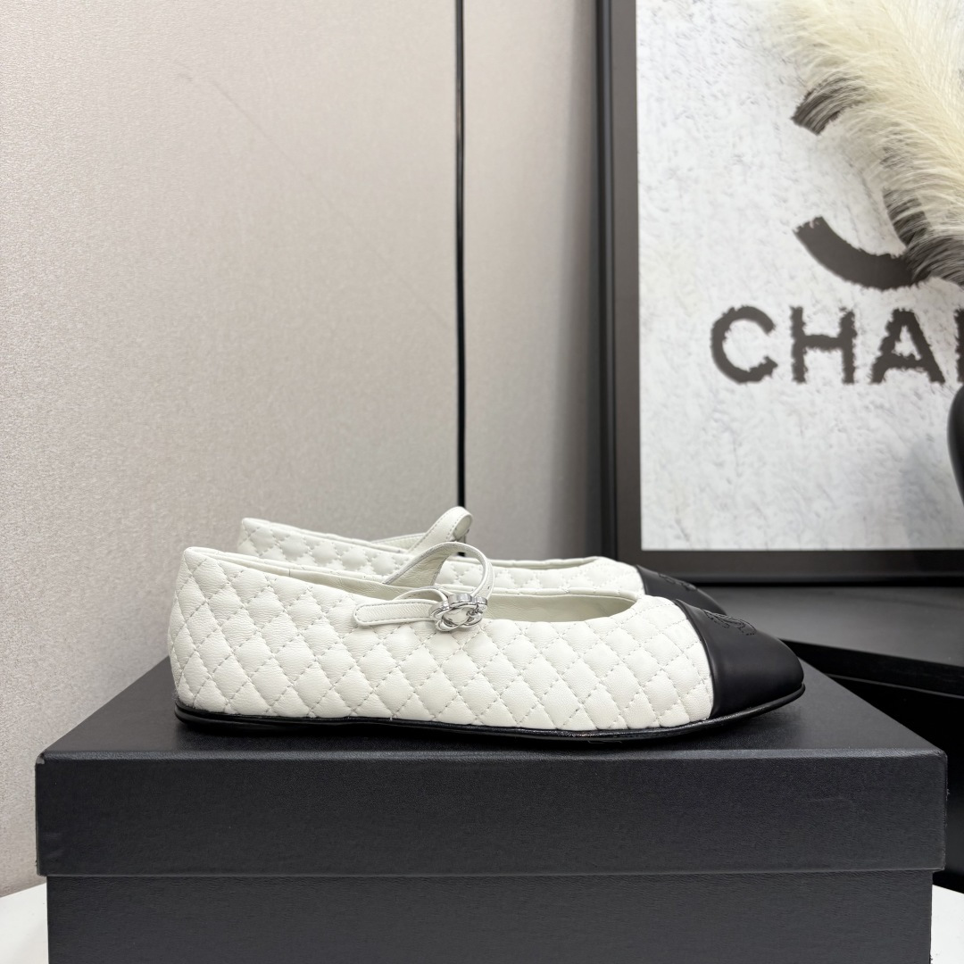 NO:421148,★★★★★★ Many celebrities are popular with a versatile series that domestic and foreign bloggers are popular. A must-have for spring and summer wardrobe matching. Sandals are the first choice. Upper sheepskin inner lining: imported crystal sheepskin inner lining, original mold-open custom leather sole Shoe size: 35-39 (40, 41, custom made without return) Delivery luxury latest counter synchronous packaging, single shoes, sandals, sheepskin19860909★★★★★ 众多明星网红上脚,国内外博主刷爆的一个百搭系列,春夏衣橱搭配必备 凉鞋首选. 鞋面羊皮  内里: 进口水晶羊皮内里 大底原版开模定制真皮底 鞋码: 35-39（40、41、定做不退换） 配送豪华最新专柜同步包装,单鞋,sandals,sheepskin,Women's Shoes