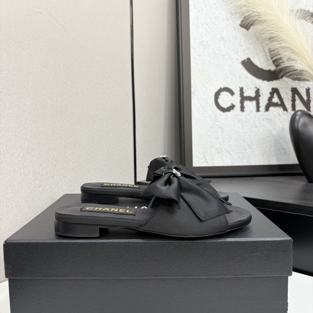 NO:438400,★★★★★★ Many celebrities are popular with a versatile series that domestic and foreign bloggers have made. Bows, a must-have for spring and summer wardrobe matching. Sandals are the first choice. Upper sheepskin (silk) inner lining: imported crystal sheepskin inner lining, original mold-open custom leather sole Shoe size: 35-39 (40, 41, custom made without return) Delivery luxury latest counter synchronous packaging, slippers, sandals, slippers, sheepskin, silk fabric19860909★★★★★ 众多明星网红上脚,国内外博主刷爆的一个百搭系列,蝴蝶结,春夏衣橱搭配必备 凉鞋首选. 鞋面羊皮（绸缎）  内里: 进口水晶羊皮内里 大底原版开模定制真皮底 鞋码: 35-39（40、41、定做不退换） 配送豪华最新专柜同步包装,拖鞋,sandals,slippers,sheepskin,silk fabric,Women's Shoes