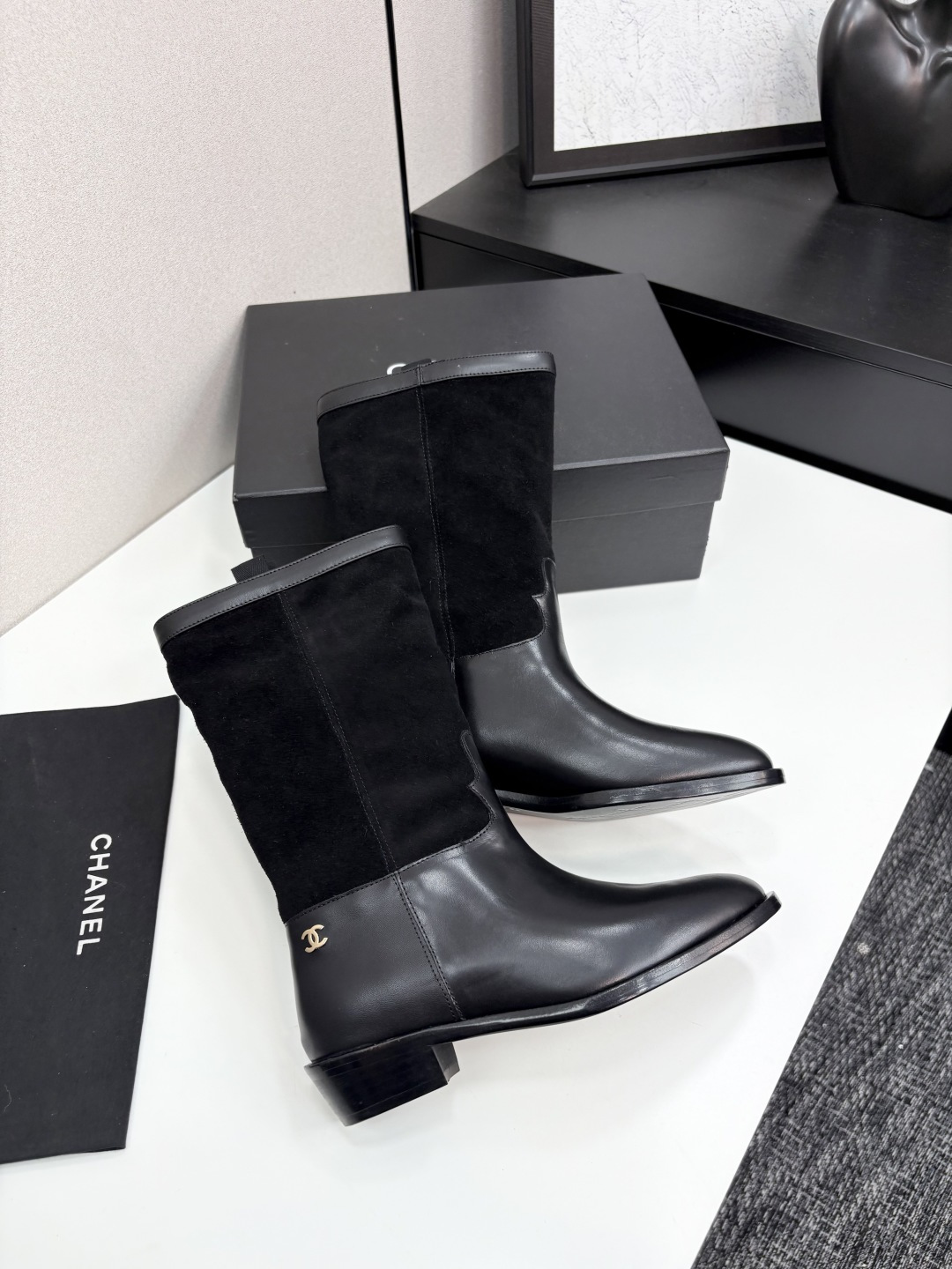 香奈儿小香短靴 - 秋冬必備のスタイルアイコン