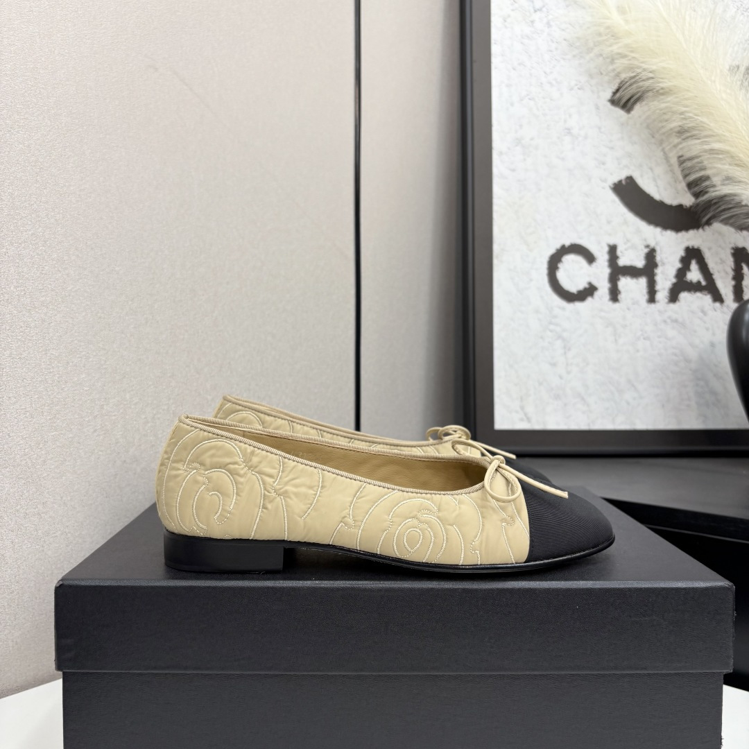 NO:615658,25Fw early spring latest color Chanel Xiaoxiang bow ballet flat shoes. Trust me, this is a pair of ballet shoes that can take you to a good place. Original lace mesh upper, no lining, Italian genuine leather outsole, size 34-41 (34.40.41 customized, non-refundable), single shoes, chanel, Leather soles1986090925Fw早春最新配色chanel小香蝴蝶结芭蕾舞平底单鞋 相信我 这是一双能带你去到好地方的芭蕾舞鞋 鞋面原版蕾丝网布面 内里无内里 鞋底意大利真皮大底 码数34-41正码（34.40.41定制不退换）,单鞋,chanel,Leather soles,Women's Shoes