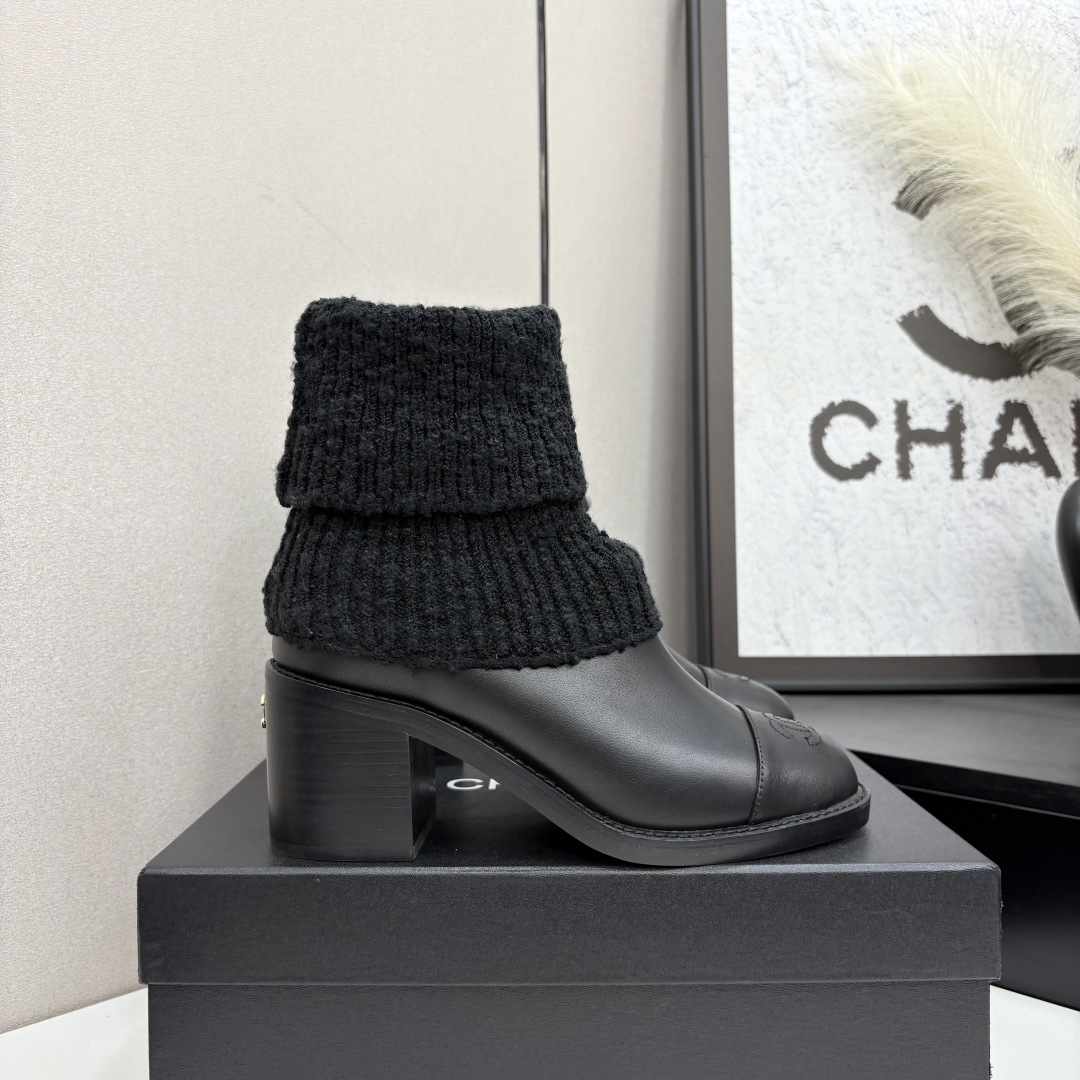 NO:443846,2025 Little Flavor Short Boots, a must-have item for this autumn and winter!  !  Chanel's hot short boots in autumn and winter, Xiaohongshu is highly recommended, and it looks good no matter how you match it. It is a must-have for fashionable things. Chanel's women love simple but irresistible matching to show unique styles of dressing, free mixing and matching are shining in place and keep up with the fashionable pace of Grandma Xiang!  !  !  Exquisite details enlarge the original mold opening hardware buckle. Top version purchasing level is created ★The upper is made of original fur, wool footbed, Italian leather sole, heel height 6cm, size 35-39 (40/41 order), boots, chanel, boots, Leather soles198609092025小香短靴,本季秋冬季必备单品！！ 香奈儿秋冬重工爆款短靴 小红书力推款,怎么搭配都好看,时髦精必备,香奈儿女士钟爱简约又难以抗拒搭配展现与众不同的穿搭风格、自由混搭闪耀到位跟紧香奶奶时尚步伐！！！精致细节放大看原版开模五金扣 顶级版本代购级别打造★鞋面采用原版皮毛一体,羊毛垫脚,意大利真皮大底 跟高6cm 码数35-39（40/41订）,靴子,chanel,boots,Leather soles,Women's Shoes