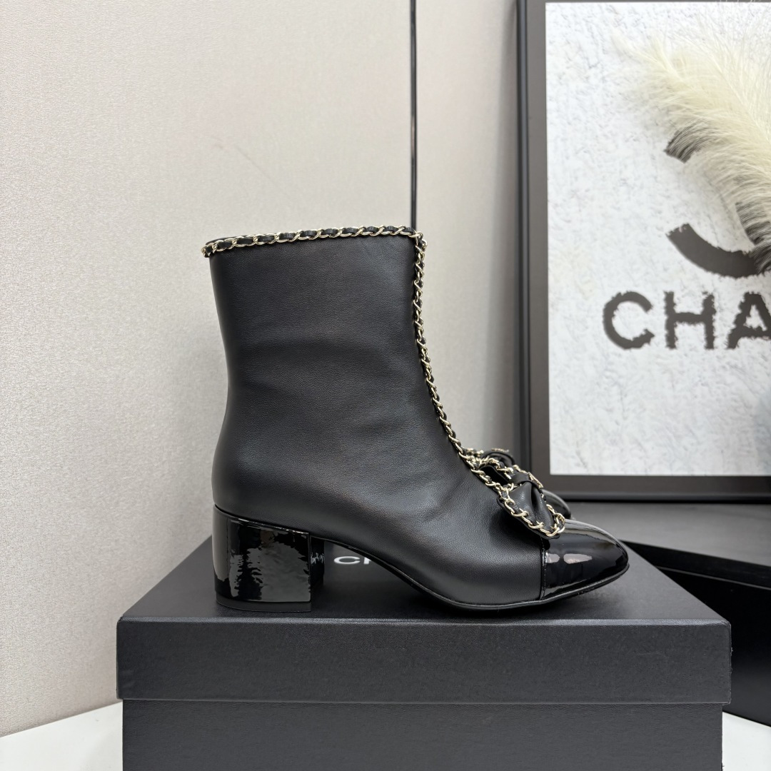 NO:443832,CHANE*｜Xiaoxiang 25P Chain Bow Thick Heel Short Boots This season's King of Fried Divine Style Xiangjia Classic Bow Chain Elements, a stylish item!  The shape is three-dimensional and full, and it is very handsome!  Whoever wears it falls in love with it!  It's really worth buying!  The fabric is imported calfskin, the inner foot pads are all sheepskin imported Italian cowhide sole Size35-39 (customized on 40/41), boots, chanel, chanel, boots, cowhide, sheepskin19860909CHANE*｜小香25P链条蝴蝶结粗跟短靴 本季王炸神款香家经典蝴蝶结链条元素,时髦感十足的单品！造型立体饱满,帅气十足！谁穿谁爱上！真的值得入手！ 面料采用进口小牛皮 内里垫脚均为羊皮 意大利进口牛皮大底 Size35-39（40/41定制）,靴子,chanel,chanel,boots,cowhide,sheepskin,Women's Shoes