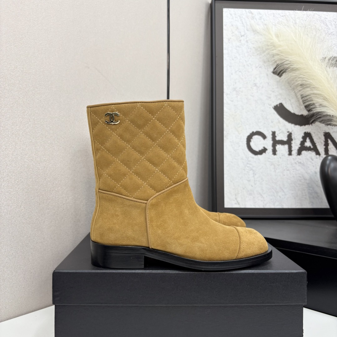 NO:443825,2025 Little Flavor Short Boots, a must-have item for this autumn and winter!  !  Chanel's hot short boots in autumn and winter, Xiaohongshu is highly recommended, and it looks good no matter how you match it. It is a must-have for fashionable things. Chanel's women love simple but irresistible matching to show unique styles of dressing, free mixing and matching are shining in place and keep up with the fashionable pace of Grandma Xiang!  !  !  Exquisite details enlarge the original mold opening hardware buckle. Top version purchasing level is created ★The upper is made of top layer cowhide, sheepskin footbed, Italian leather outsole. Size 35-39 (ordered by 40/41), boots, chanel, boots, cowhide, sheepskin, Leather soles198609092025小香短靴,本季秋冬季必备单品！！ 香奈儿秋冬重工爆款短靴 小红书力推款,怎么搭配都好看,时髦精必备,香奈儿女士钟爱简约又难以抗拒搭配展现与众不同的穿搭风格、自由混搭闪耀到位跟紧香奶奶时尚步伐！！！精致细节放大看原版开模五金扣 顶级版本代购级别打造★鞋面采用头层牛皮,羊皮垫脚,意大利真皮大底 码数35-39（40/41订）,靴子,chanel,boots,cowhide,sheepskin,Leather soles,Women's Shoes