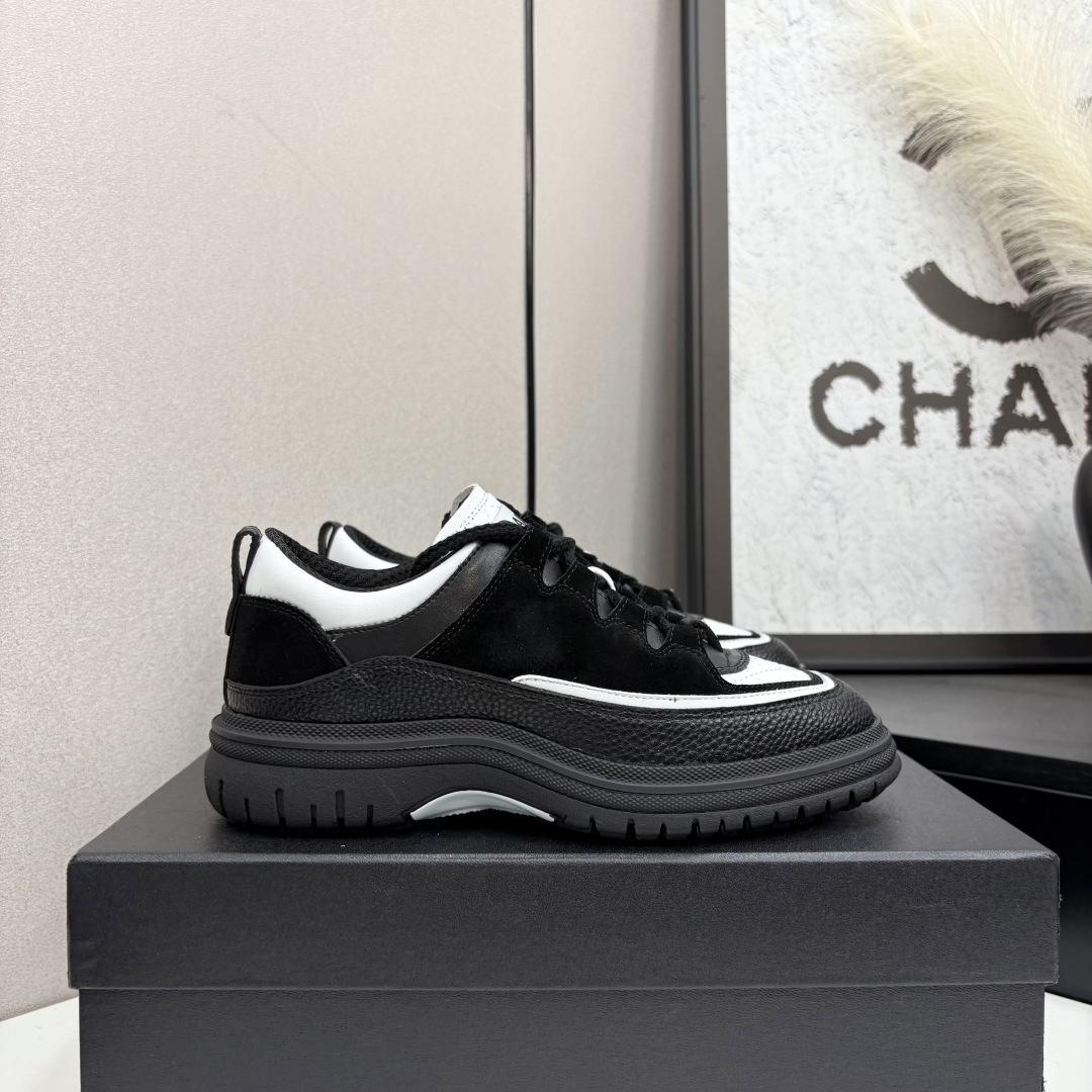 NO:443818,Chanel Chanel Panda Shoes!  Top casual sneakers for the 2025 counter This classic design; the upper is crafted and electric embroidered with various craftsmanship; the sole is fashionable and sporty; it is an extraordinary and has incorporated a variety of color matching elements... The diversified mix and match is very beautiful and versatile, casual, fashionable, sports, and outdoors can be taken into account... Go material The upper is made of original imported silk cowhide + original tarp + original head cowhide The inner part is made of original sheepli + net Outsole based on original TPU combination sole The counter is made of high-quality packaging for women 35–41, casual shoes/sports shoes, chanel, chanel, sneakers, cowhide19860909Chanel香奈儿熊猫鞋！2025专柜顶级休闲款运动鞋 这款经典设计；鞋面多种工艺电绣的风格；大底却时尚运动；不平凡的拥入了多种配色元素…… 多元化混搭非常好看百搭,休闲,时尚,运动,户外都能兼顾…… Go 材料 鞋面采用 原版进口头层丝绸牛皮+原版防水布+原版头层牛皮 内里采用 原版羊里+网 大底根据 原版TPU组合大底 专柜精品包装全套女35–41,休闲鞋/运动鞋,chanel,chanel,sneakers,cowhide,Women's Shoes