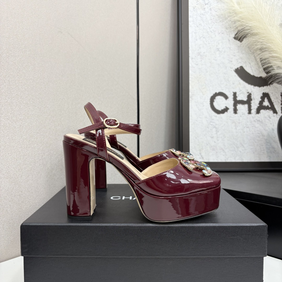 NO:443811,2025★★★★★★ Many celebrities are here to watch, a versatile series that domestic and foreign bloggers are popular. A must-have for spring and summer wardrobe matching. Sandals are the first choice. Diamond buckle, upper patent leather lining: imported crystal sheepskin lining, original mold-open custom leather sole, shoe size: 35-39 (40, 41, custom-made, no return or exchange) Delivery luxury latest counter synchronous packaging, high heels, sandals, high heels, sheepskin198609092025★★★★★ 众多明星网红上脚,国内外博主刷爆的一个百搭系列,春夏衣橱搭配必备 凉鞋首选.钻石扣 鞋面漆皮  内里: 进口水晶羊皮内里 大底原版开模定制真皮底 鞋码: 35-39（40、41、定做不退换） 配送豪华最新专柜同步包装,高跟鞋凉鞋,sandals,high heels,sheepskin,Women's Shoes