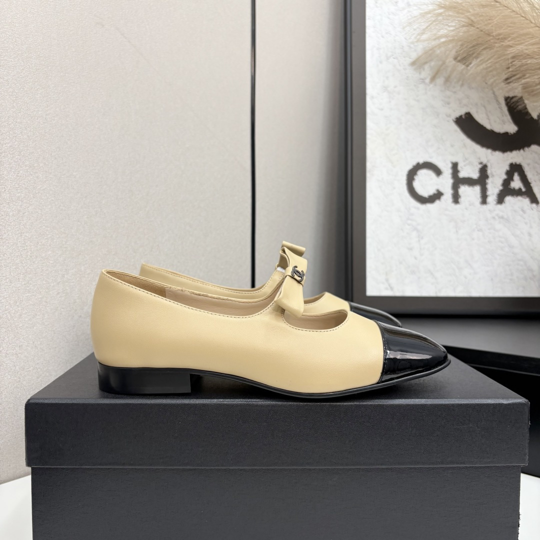 NO:443796,CHANEL small fragrance style Chanel splices Mary Jane shoes, perfectly blending classic elegance and fashion. The iconic color-blocking design, glossy patent leather and soft leather collision, retro and eye-catching. Small bow embellishment, plus exquisite double C logo, the details show the luxurious texture. The design of the Mary Jane belt not only adds a playful feeling, but also fits the feet, showing the soft temperament of women while walking. The fabric and inner layer are made of sheepskin, genuine leather soles, 35-39 (40.41), Mary Jane, chanel, chanel, mary jane, sheepskin19860909CHANEL小香风香奈儿拼接玛丽珍鞋,将经典优雅与时尚完美融合.标志性的拼色设计,光泽漆皮与柔和皮质碰撞,复古又吸睛.小巧蝴蝶结点缀,加上精致双C标志,细节处尽显奢华质感. 玛丽珍带的设计,既增添俏皮感,又贴合脚部,行走间尽显女性的柔美气质 面料和内里都采用羊皮,真皮鞋底,35-39（40.41定）,玛丽珍,chanel,chanel,mary jane,sheepskin,Women's Shoes
