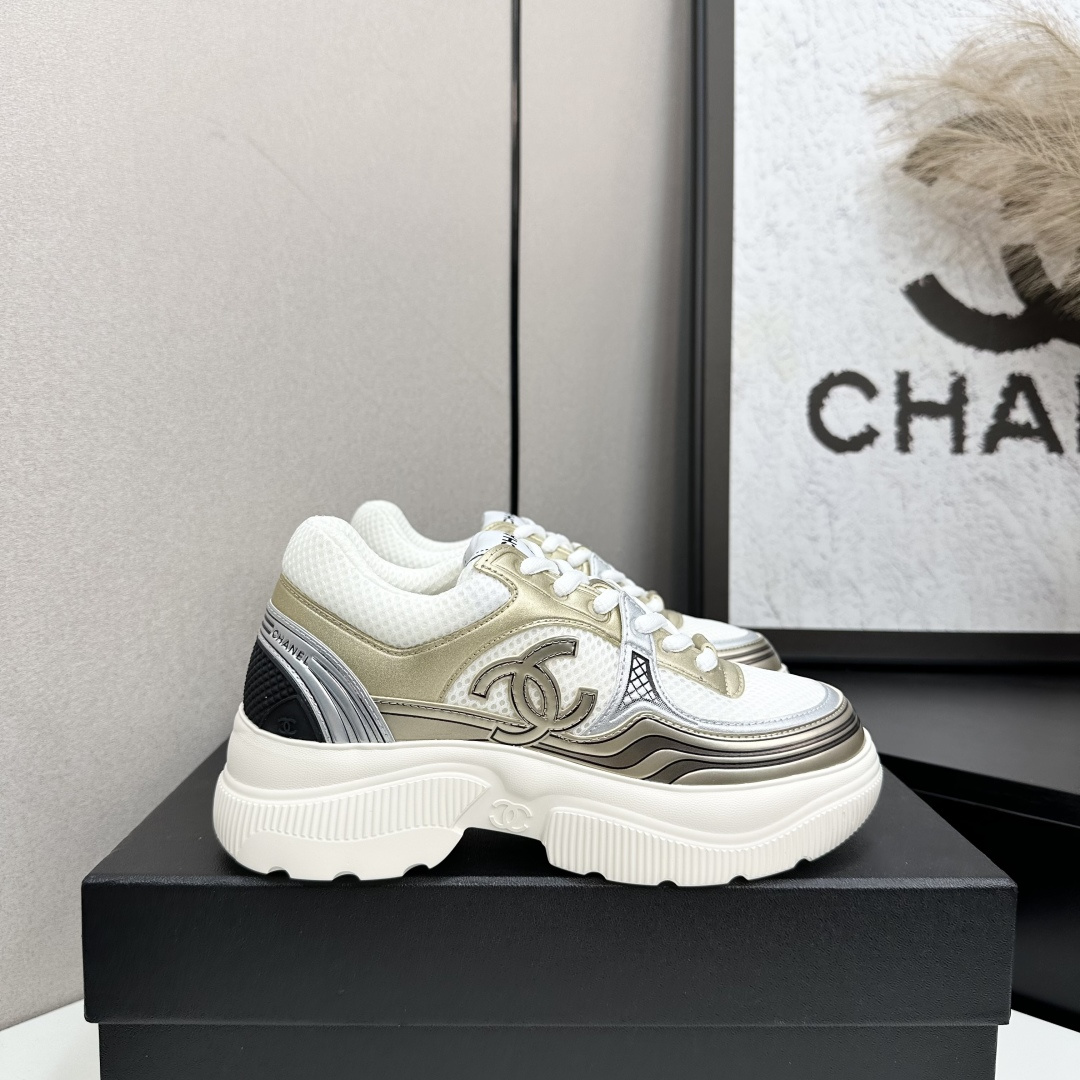 NO:561955,Chanel Chanel panda shoes!  2025 counter top casual sports shoes This classic design; the upper is in the style of electric embroidery with various craftsmanship; the outsole is fashionable and sporty; it incorporates a variety of color matching elements... The diversified mix and match is very good-looking and versatile, casual, fashionable, sports, and outdoor can be taken into account... Go material The upper is made of original imported first-layer silk cowhide + original waterproof cloth + original first-layer cowhide. The lining is made of original sheep lining + mesh outsole based on the original TPU combination outsole.  Counter boutique package complete set for women 35-41, casual shoes/sports shoes, chanel, chanel, sneakers, cowhide19860909Chanel香奈儿熊猫鞋！2025专柜顶级休闲款运动鞋 这款经典设计；鞋面多种工艺电绣的风格；大底却时尚运动；不平凡的拥入了多种配色元素…… 多元化混搭非常好看百搭,休闲,时尚,运动,户外都能兼顾…… Go 材料 鞋面采用 原版进口头层丝绸牛皮+原版防水布+原版头层牛皮 内里采用 原版羊里+网 大底根据 原版TPU组合大底 专柜精品包装全套女35–41,休闲鞋/运动鞋,chanel,chanel,sneakers,cowhide,Women's Shoes