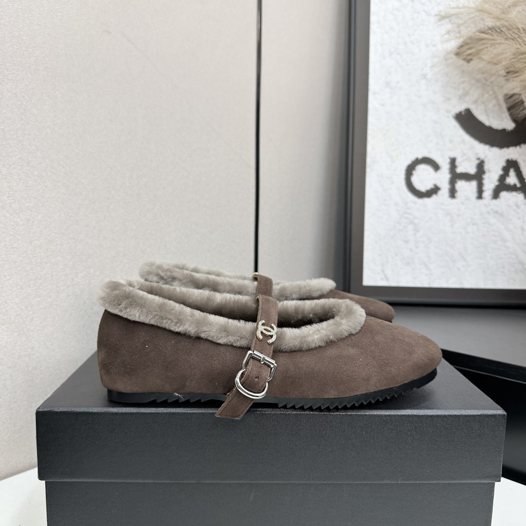 NO:616181,2025 Tonka Pea fur shoes, a must-have item for this autumn and winter!  !  Chanel's autumn and winter heavy industry popular short boots are highly recommended by Xiaohongshu. They look good no matter how you match them. They are a must-have for fashion. Ms. Chanel loves simple and irresistible combinations to show her unique dressing style. She can mix and match freely to shine and follow the fashionable steps of her grandma!  !  !  Exquisite details. Zoom in to see the original molded hardware buckle. The top version is made at the purchasing level. ★The upper is made of first-layer cowhide-wool lining, genuine leather bottom, size 35-39 (order 40/41), fur shoes, chanel, boots, cowhide198609092025小香豆豆毛鞋,本季秋冬季必备单品！！ 香奈儿秋冬重工爆款短靴 小红书力推款,怎么搭配都好看,时髦精必备,香奈儿女士钟爱简约又难以抗拒搭配展现与众不同的穿搭风格、自由混搭闪耀到位跟紧香奶奶时尚步伐！！！精致细节放大看原版开模五金扣 顶级版本代购级别打造★鞋面采用头层牛皮-羊毛里,真皮底 码数35-39（40/41订）,毛毛鞋,chanel,boots,cowhide,Women's Shoes