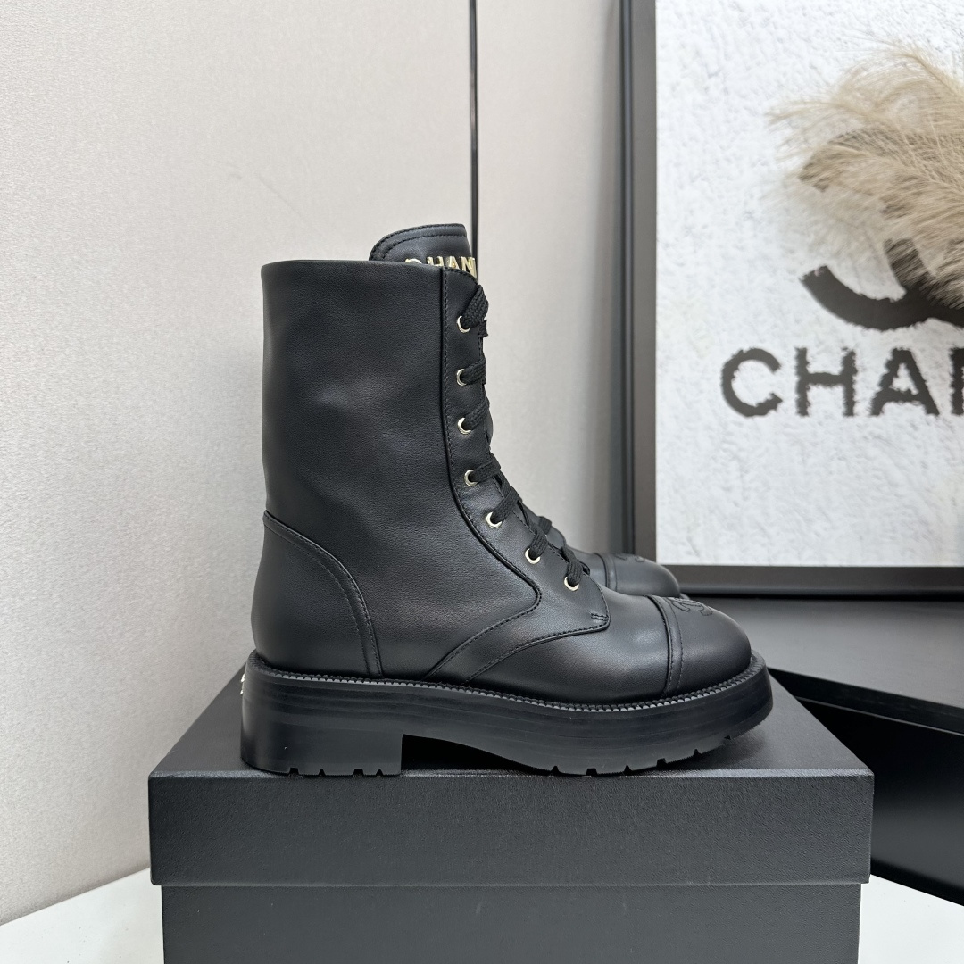 NO:616171,2025 Xiaoxiang short boots, a must-have item for this autumn and winter!  !  Chanel's autumn and winter heavy industry popular short boots are highly recommended by Xiaohongshu. They look good no matter how you match them. They are a must-have for fashion. Ms. Chanel loves simple and irresistible combinations to show her unique dressing style. She can mix and match freely to shine and follow the fashionable steps of her grandma!  !  !  Enlarge the exquisite details to see the original molded hardware buckle. The top version is made at the purchasing level. ★The upper is made of first-layer cowhide, sheepskin feet, and rubber outsole. Size 35-39 (order 40/41), boots, chanel, boots, cowhide, sheepskin198609092025小香短靴,本季秋冬季必备单品！！ 香奈儿秋冬重工爆款短靴 小红书力推款,怎么搭配都好看,时髦精必备,香奈儿女士钟爱简约又难以抗拒搭配展现与众不同的穿搭风格、自由混搭闪耀到位跟紧香奶奶时尚步伐！！！精致细节放大看原版开模五金扣 顶级版本代购级别打造★鞋面采用头层牛皮,羊皮垫脚,橡胶大底 码数35-39（40/41订）,靴子,chanel,boots,cowhide,sheepskin,Women's Shoes