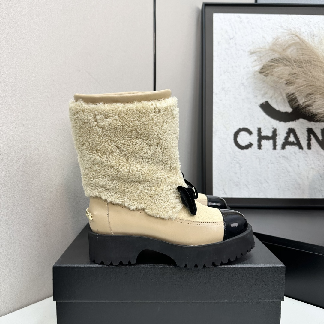 NO:616166,Xiaoxiang is a must-have item for autumn and winter this season!  !  Chanel's hot-selling wool short boots for autumn and winter are highly recommended by Xiaohongshu. They look good no matter how you match them. They are a must-have for fashion. Ms. Chanel loves simple and irresistible combinations to show her unique dressing style. She can mix and match freely to shine and follow the fashionable steps of her grandma!  !  !  Exquisite details. Zoom in to see the original molded hardware buckle. The top version is made at the purchasing level. ★The upper is made of original customized cowhide wool, sheepskin lining, sheepskin feet, original molded outsole, code number 35-39 (customized 40, 41, boots, chanel, boots, cowhide, sheepskin19860909小香 本季秋冬季必备单品！！ 香奈儿秋冬重工爆款羊毛短靴 小红书力推款,怎么搭配都好看,时髦精必备,香奈儿女士钟爱简约又难以抗拒系搭配展现与众不同的穿搭风格、自由混搭闪耀到位跟紧香奶奶时尚步伐！！！精致细节放大看原版开模五金扣 顶级版本代购级别打造★鞋面采用原版定制牛皮羊毛,羊皮内里,羊皮垫脚,原版开模大底,码数35-39（40、41定做,靴子,chanel,boots,cowhide,sheepskin,Women's Shoes