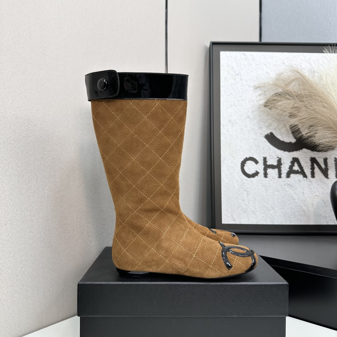 NO:616168,2025 Xiaoxiang short boots, a must-have item for this autumn and winter!  !  Chanel's autumn and winter heavy industry popular short boots are highly recommended by Xiaohongshu. They look good no matter how you match them. They are a must-have for fashion. Ms. Chanel loves simple and irresistible combinations to show her unique dressing style. She can mix and match freely to shine and follow the fashionable steps of her grandma!  !  !  Exquisite details. Zoom in to see the original molded hardware buckle. The top version is made at the purchasing level. ★The upper is made of cow suede, warm velvet lining, rubber sole. Size 35-39 (order 40/41), boots, chanel, boots.198609092025小香短靴,本季秋冬季必备单品！！ 香奈儿秋冬重工爆款短靴 小红书力推款,怎么搭配都好看,时髦精必备,香奈儿女士钟爱简约又难以抗拒搭配展现与众不同的穿搭风格、自由混搭闪耀到位跟紧香奶奶时尚步伐！！！精致细节放大看原版开模五金扣 顶级版本代购级别打造★鞋面采用头牛反绒,保暖绒里,橡胶底 码数35-39（40/41订）,靴子,chanel,boots,Women's Shoes
