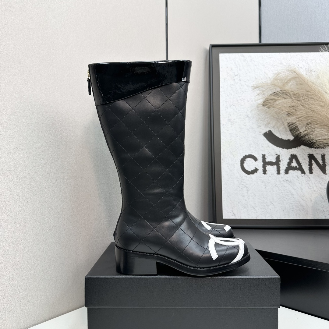 NO:616169,2025 Xiaoxiang short boots, a must-have item for this autumn and winter!  !  Chanel's autumn and winter heavy industry popular short boots are highly recommended by Xiaohongshu. They look good no matter how you match them. They are a must-have for fashion. Ms. Chanel loves simple and irresistible combinations to show her unique dressing style. She can mix and match freely to shine and follow the fashionable steps of her grandma!  !  !  Enlarge the exquisite details to see the original molded hardware buckle. The top version is made at the purchasing level★The upper is made of first-layer cowhide, sheepskin lining, genuine leather sole, code number 35-39 (order 40/41), boots, chanel, boots, cowhide, sheepskin198609092025小香短靴,本季秋冬季必备单品！！ 香奈儿秋冬重工爆款短靴 小红书力推款,怎么搭配都好看,时髦精必备,香奈儿女士钟爱简约又难以抗拒搭配展现与众不同的穿搭风格、自由混搭闪耀到位跟紧香奶奶时尚步伐！！！精致细节放大看原版开模五金扣 顶级版本代购级别打造★鞋面采用头层牛皮,羊皮内里,真皮底,码数35-39（40/41订）,靴子,chanel,boots,cowhide,sheepskin,Women's Shoes