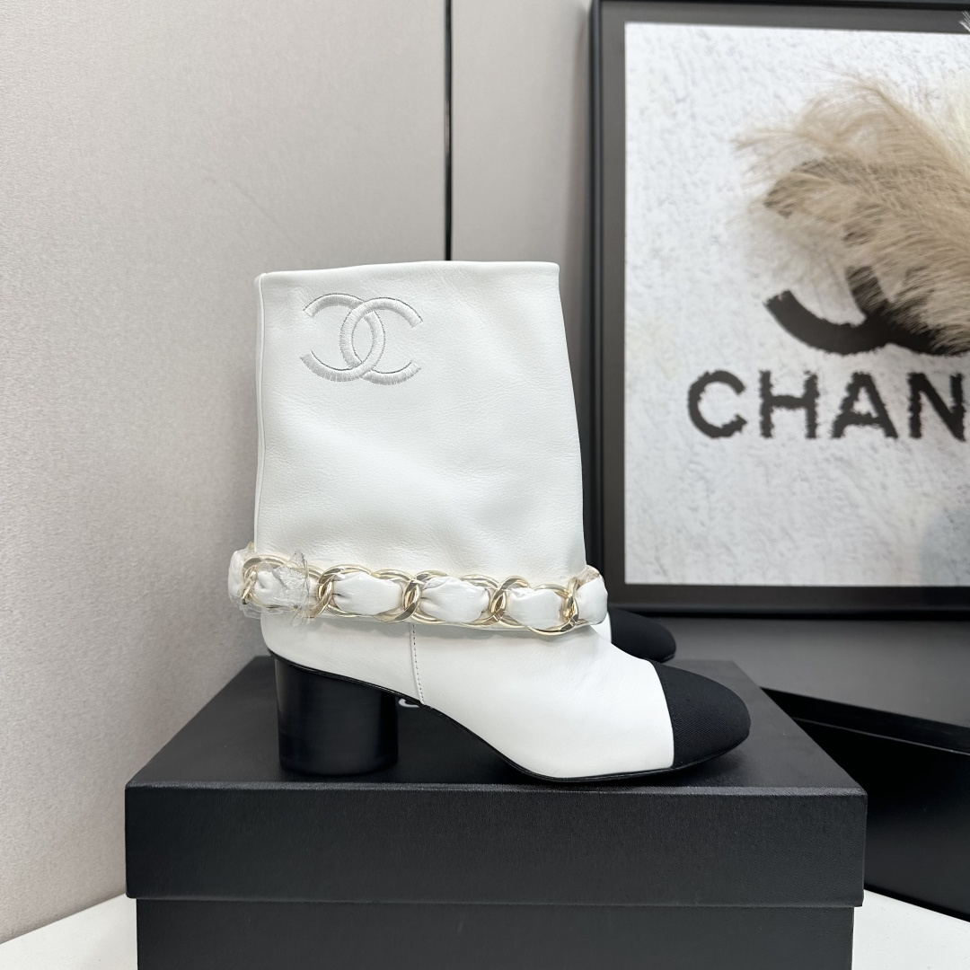 NO:616170,2025 Xiaoxiang short boots, a must-have item for this autumn and winter!  !  Chanel's autumn and winter heavy industry popular short boots are highly recommended by Xiaohongshu. They look good no matter how you match them. They are a must-have for fashion. Ms. Chanel loves simple and irresistible combinations to show her unique dressing style. She can mix and match freely to shine and follow the fashionable steps of her grandma!  !  !  Exquisite details. Zoom in to see the original molded hardware buckle. The top version is made at the purchasing level. ★The upper is made of first-layer cowhide-sheepskin lining, genuine leather bottom, size 35-39 (order 40/41), boots, chanel, boots, cowhide, sheepskin198609092025小香短靴,本季秋冬季必备单品！！ 香奈儿秋冬重工爆款短靴 小红书力推款,怎么搭配都好看,时髦精必备,香奈儿女士钟爱简约又难以抗拒搭配展现与众不同的穿搭风格、自由混搭闪耀到位跟紧香奶奶时尚步伐！！！精致细节放大看原版开模五金扣 顶级版本代购级别打造★鞋面采用头层牛皮-羊皮内里,真皮底 码数35-39（40/41订）,靴子,chanel,boots,cowhide,sheepskin,Women's Shoes