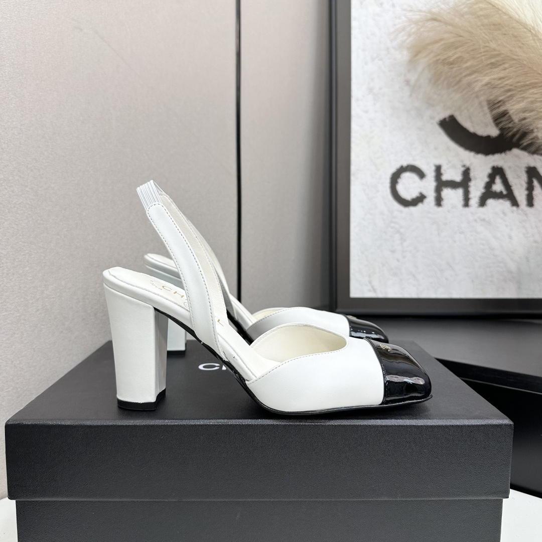 NO:616164,CHANEL Xiaoxiangfeng Chanel spliced Mary Jane shoes perfectly combine classic elegance and fashion. The iconic color matching design, the collision of glossy patent leather and soft leather, is retro and eye-catching. The small bow embellishment, plus the exquisite double C logo, show the luxurious texture in the details. The design of the Mary Jane belt not only adds a sense of playfulness, but also fits the feet, showing the feminine temperament when walking.  The fabric and lining are made of sheepskin, genuine leather soles, 35-39 (set at 40.41), high heels and sandals, chanel, chanel, sandals, mary jane, high heels, sheepskin19860909CHANEL小香风香奈儿拼接玛丽珍鞋,将经典优雅与时尚完美融合.标志性的拼色设计,光泽漆皮与柔和皮质碰撞,复古又吸睛.小巧蝴蝶结点缀,加上精致双C标志,细节处尽显奢华质感. 玛丽珍带的设计,既增添俏皮感,又贴合脚部,行走间尽显女性的柔美气质 面料和内里都采用羊皮,真皮鞋底,35-39（40.41定）,高跟鞋凉鞋,chanel,chanel,sandals,mary jane,high heels,sheepskin,Women's Shoes