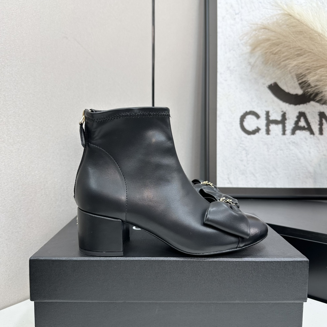 NO:616161,2025 Xiaoxiang short boots, a must-have item for this autumn and winter!  !  Chanel's autumn and winter heavy industry popular short boots are highly recommended by Xiaohongshu. They look good no matter how you match them. They are a must-have for fashion. Ms. Chanel loves simple and irresistible combinations to show her unique dressing style. She can mix and match freely to shine and follow the fashionable steps of her grandma!  !  !  Exquisite details. Zoom in to see the original molded hardware buckle. The top version is made at the purchasing level. ★The upper is made of first-layer cowhide-sheepskin lining, genuine leather bottom, size 35-39 (order 40/41), boots, chanel, boots, cowhide, sheepskin198609092025小香短靴,本季秋冬季必备单品！！ 香奈儿秋冬重工爆款短靴 小红书力推款,怎么搭配都好看,时髦精必备,香奈儿女士钟爱简约又难以抗拒搭配展现与众不同的穿搭风格、自由混搭闪耀到位跟紧香奶奶时尚步伐！！！精致细节放大看原版开模五金扣 顶级版本代购级别打造★鞋面采用头层牛皮-羊皮内里,真皮底 码数35-39（40/41订）,靴子,chanel,boots,cowhide,sheepskin,Women's Shoes