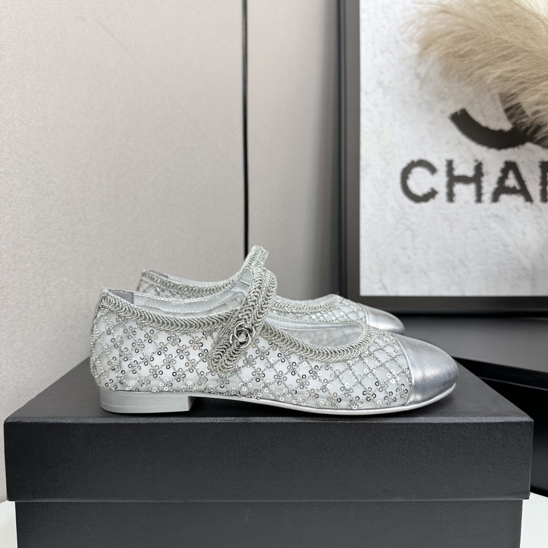 NO:616159,chanel~~Chanel's classic all-match splicing shoes Mary Jane women's shoes. A super popular little Mary Jane ballet shoe. The small square toe is so cute and classic. The leather is soft and really comfortable. The classic splicing color is very beautiful, and the small C rhinestone logo is embellished... Satin hand-beading, full sheepskin lining leather outsole 35-39 (40.41 custom-made, non-returnable), single shoes, chanel, chanel, mary  jane,sheepskin,silk fabric,Leather soles19860909chanel~~香奈儿经典百搭拼接单鞋玛丽珍女鞋 超级受棒的一款玛丽珍芭蕾小单鞋,小方鞋头丑萌萌的太经典啦皮质软乎乎真的很舒适 经典拼接配色很好看,小C水钻标点缀…… 绸缎手工串珠,全羊皮内里真皮大底 35—39 (40.41订做不退换),单鞋,chanel,chanel,mary jane,sheepskin,silk fabric,Leather soles,Women's Shoes