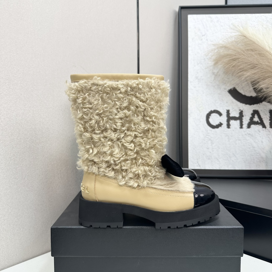 NO:592528,Xiaoxiang is a must-have item for autumn and winter this season!  !  Chanel's hot-selling wool short boots for autumn and winter are highly recommended by Xiaohongshu. They look good no matter how you match them. They are a must-have for fashion. Ms. Chanel loves simple and irresistible combinations to show her unique dressing style. She can mix and match freely to shine and follow the fashionable steps of her grandma!  !  !  Enlarge the exquisite details to see the original molded hardware buckle. The top version is made at the purchasing level★ The upper is made of original customized cowhide hand-made artificial wool, sheepskin lining, sheepskin feet, original molded outsole, code number 35-39 (40, 41 custom-made short boots, boots, chanel, boots, cowhide, sheepskin19860909小香 本季秋冬季必备单品！！ 香奈儿秋冬重工爆款羊毛短靴 小红书力推款,怎么搭配都好看,时髦精必备,香奈儿女士钟爱简约又难以抗拒系搭配展现与众不同的穿搭风格、自由混搭闪耀到位跟紧香奶奶时尚步伐！！！精致细节放大看原版开模五金扣 顶级版本代购级别打造★鞋面采用原版定制牛皮手工人造织毛,羊皮内里,羊皮垫脚,原版开模大底,码数35-39（40、41定做 短靴长靴,靴子,chanel,boots,cowhide,sheepskin,Women's Shoes