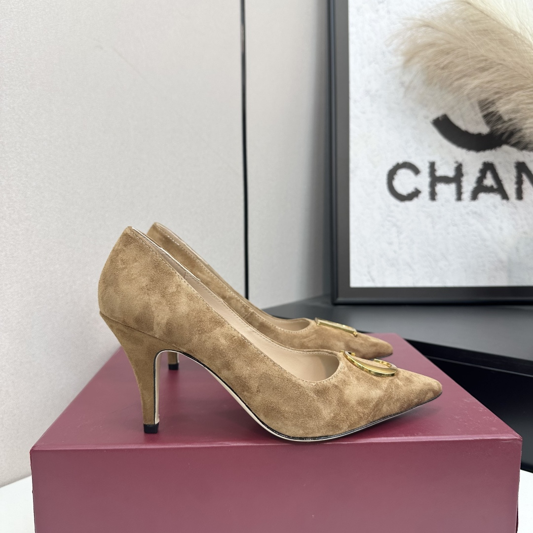 NO:592527,The top version of 25 Dior new pointed-toe high-heeled shoes. The CD buckle decoration on the toe highlights the brand logo and is full of femininity. It is elegant and refined. It is so beautiful. This season’s Dior sandals really can’t be missed!  The back half is made of calfskin with a tear-edge fabric bow design, which gives people a particularly comfortable feeling and can add elegance to various looks. The upper is imported first-layer cowhide, the lining is lambskin, and the outsole is Italian genuine leather. The heel height is 8.5CM, and the size is 35-42 (41 and 42 are customized and non-returnable). Price, high-heeled shoes, dior, dior, sandals, high heels, cowhide, sheepskin, Leather soles19860909顶级版本 25款Dior 迪奥新款尖头高跟单鞋 鞋头CD扣装饰彰显品牌标志满满的女人味,又优雅又精致,实在是太好看了.这一季的迪奥凉鞋真的不能错过！后半用小牛皮制作撕边布蝴蝶结设计 给人一种特别舒服的感觉 可为各式造型增添优雅气质. 鞋面进口头层牛皮 内里垫脚小羊皮 大底意大利真皮大底  跟高8.5CM 尺码35-42（41 42定制不退货） 价格,高跟鞋单鞋,dior,dior,sandals,high heels,cowhide,sheepskin,Leather soles,Women's Shoes