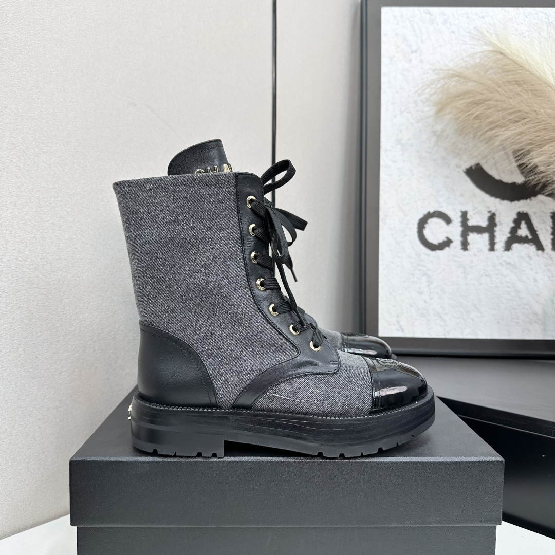 NO:592524,2025 Xiaoxiang short boots, a must-have item for this autumn and winter!  !  Chanel's autumn and winter heavy industry popular short boots are highly recommended by Xiaohongshu. They look good no matter how you match them. They are a must-have for fashion. Ms. Chanel loves simple and irresistible combinations to show her unique dressing style. She can mix and match freely to shine and follow the fashionable steps of her grandma!  !  !  Enlarge the exquisite details to see the original molded hardware buckle. The top version is made at the purchasing level. ★The upper is made of first-layer cowhide, sheepskin feet, and rubber outsole. Size 35-39 (order 40/41), boots, chanel, boots, cowhide, sheepskin198609092025小香短靴,本季秋冬季必备单品！！ 香奈儿秋冬重工爆款短靴 小红书力推款,怎么搭配都好看,时髦精必备,香奈儿女士钟爱简约又难以抗拒搭配展现与众不同的穿搭风格、自由混搭闪耀到位跟紧香奶奶时尚步伐！！！精致细节放大看原版开模五金扣 顶级版本代购级别打造★鞋面采用头层牛皮,羊皮垫脚,橡胶大底 码数35-39（40/41订）,靴子,chanel,boots,cowhide,sheepskin,Women's Shoes
