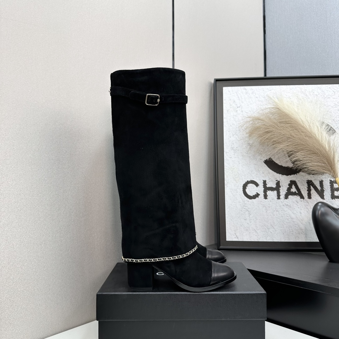 NO:592521,Xiaoxiang short boots, a must-have item for autumn and winter this season!  !  Chanel's autumn and winter heavy industry popular short boots are highly recommended by Xiaohongshu. They look good no matter how you match them. They are a must-have for fashion. Ms. Chanel loves simple and irresistible combinations to show her unique dressing style. She can mix and match freely to shine and follow the fashionable steps of her grandma!  !  !  Enlarge the exquisite details to see the original molded hardware buckle. The top version is made at the purchasing level★ The upper is made of first-layer cowhide, sheepskin feet, and genuine leather outsole. Size 35-39 (order 40/41) short boots, high heels, chanel, boots, high heels, cowhide, sheepskin, Leather soles19860909小香短靴,本季秋冬季必备单品！！ 香奈儿秋冬重工爆款短靴 小红书力推款,怎么搭配都好看,时髦精必备,香奈儿女士钟爱简约又难以抗拒搭配展现与众不同的穿搭风格、自由混搭闪耀到位跟紧香奶奶时尚步伐！！！精致细节放大看原版开模五金扣 顶级版本代购级别打造★鞋面采用头层牛皮,羊皮垫脚,真皮大底 码数35-39（40/41订） 短靴长靴,高跟鞋单鞋,chanel,boots,high heels,cowhide,sheepskin,Leather soles,Women's Shoes