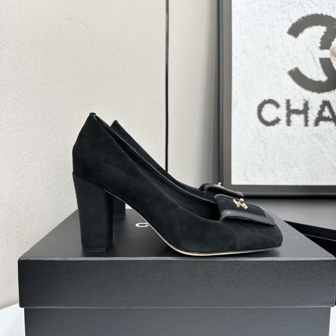 NO:592515,2025 Xiaoxiang is a must-have item for autumn and winter this season!  !  Chanel's autumn and winter heavy industry hot styles are highly recommended by Xiaohongshu. They look good no matter how you match them. They are a must-have for fashion. Ms. Chanel loves simple and irresistible combinations to show her unique dressing style. She can mix and match freely to shine and follow the fashionable steps of her grandma!  !  !  Exquisite details. Zoom in to see the original molded hardware buckle. The top version is made at the purchasing level★The upper is made of original customized cowhide, sheepskin feet, original molded leather outsole, size 35-39 (customized 40, 41, high-heeled shoes, chanel, high heels, cowhide, sheepskin, Leather soles198609092025小香 本季秋冬季必备单品！！ 香奈儿秋冬重工爆款 小红书力推款,怎么搭配都好看,时髦精必备,香奈儿女士钟爱简约又难以抗拒系搭配展现与众不同的穿搭风格、自由混搭闪耀到位跟紧香奶奶时尚步伐！！！精致细节放大看原版开模五金扣 顶级版本代购级别打造★鞋面采用原版定制牛皮,羊皮垫脚,原版开模真皮大底,码数35-39（40、41定做,高跟鞋单鞋,chanel,high heels,cowhide,sheepskin,Leather soles,Women's Shoes