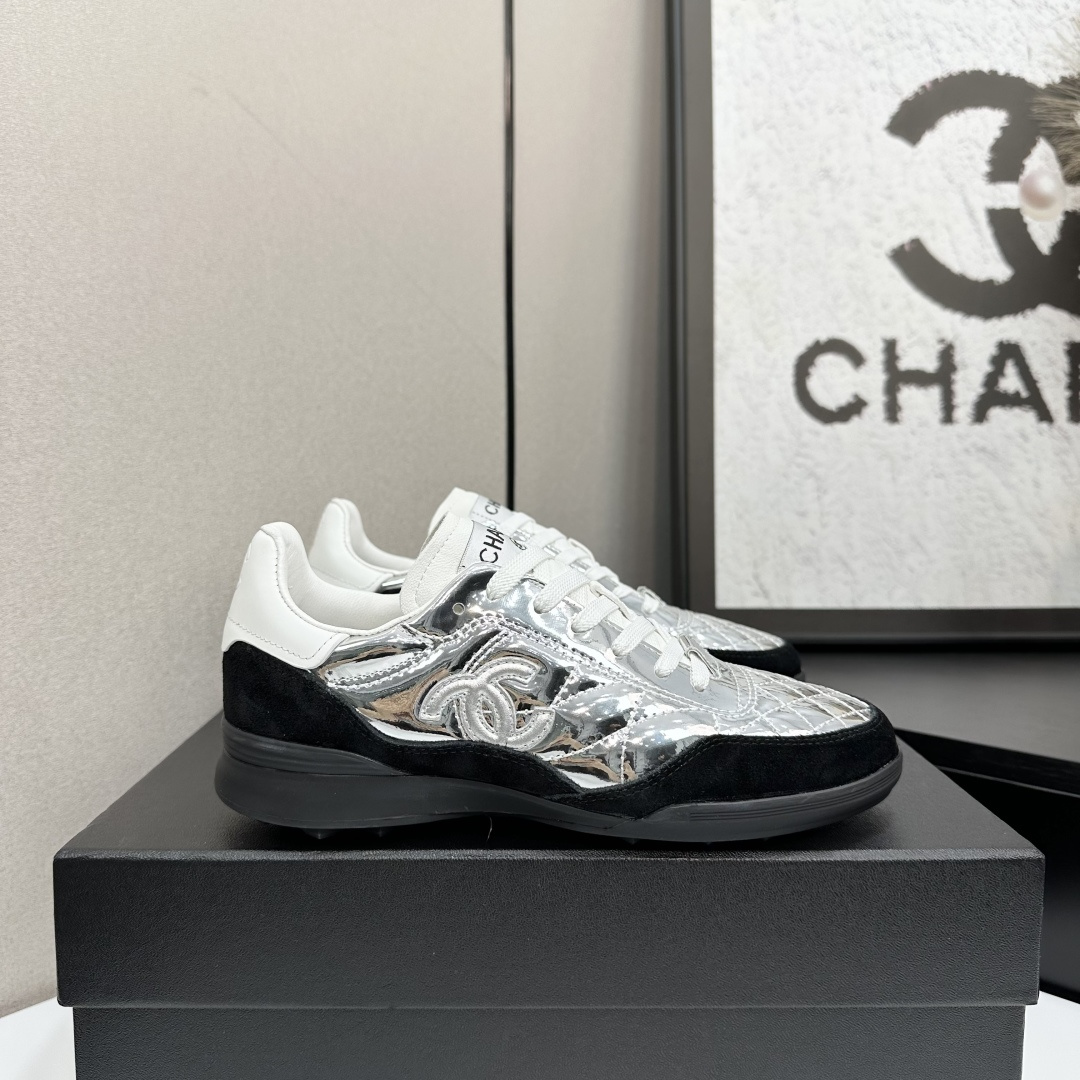 NO:592989,Chanel Chanel panda shoes!  2025 counter top casual sports shoes This classic design; the upper is in the style of electric embroidery with various craftsmanship; the outsole is fashionable and sporty; it incorporates a variety of color matching elements... The diversified mix and match is very good-looking and versatile, casual, fashionable, sports, and outdoor can be taken into account... Go material The upper is made of original imported first-layer silk cowhide + original waterproof cloth + original first-layer cowhide. The lining is made of original sheep lining + mesh outsole based on the original TPU combination outsole.  Counter boutique package complete set for women 35-41, casual shoes/sports shoes, chanel, chanel, sneakers, cowhide19860909Chanel香奈儿熊猫鞋！2025专柜顶级休闲款运动鞋 这款经典设计；鞋面多种工艺电绣的风格；大底却时尚运动；不平凡的拥入了多种配色元素…… 多元化混搭非常好看百搭,休闲,时尚,运动,户外都能兼顾…… Go 材料 鞋面采用 原版进口头层丝绸牛皮+原版防水布+原版头层牛皮 内里采用 原版羊里+网 大底根据 原版TPU组合大底 专柜精品包装全套女35–41,休闲鞋/运动鞋,chanel,chanel,sneakers,cowhide,Women's Shoes