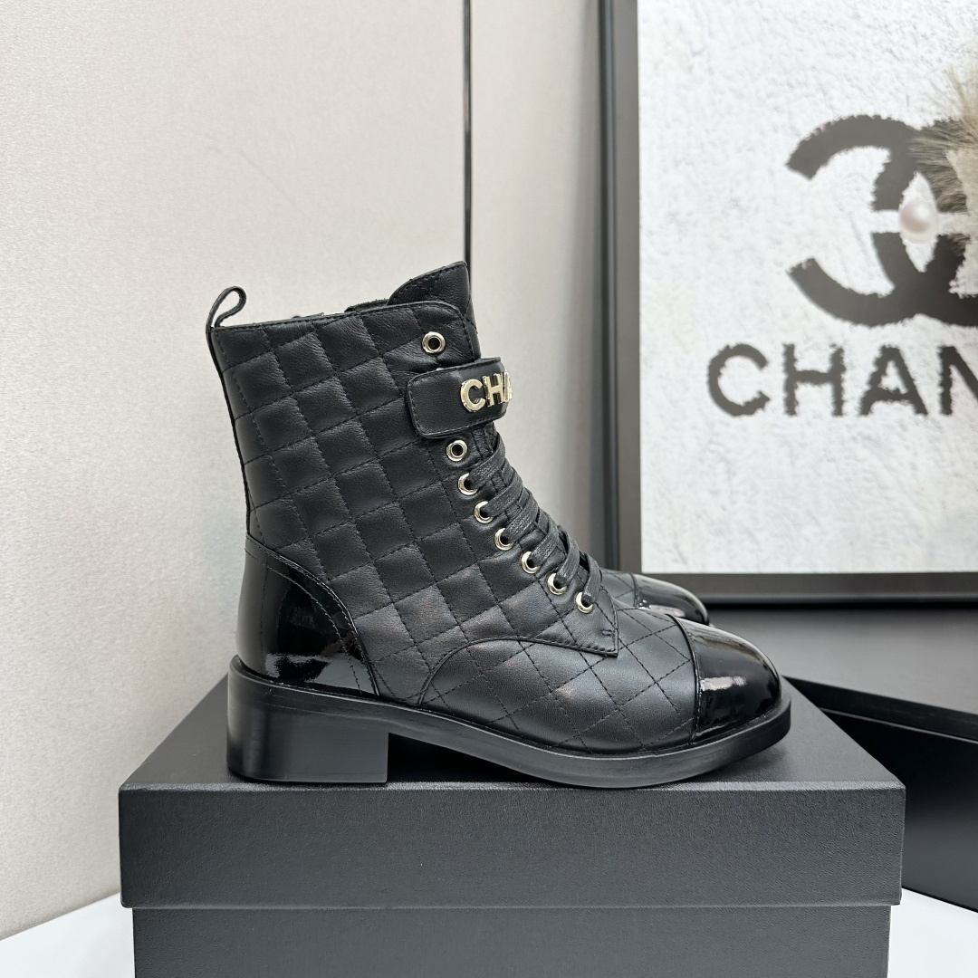 NO:592986,2025 Xiaoxiang short boots, a must-have item for this autumn and winter!  !  Chanel's autumn and winter heavy industry popular short boots are highly recommended by Xiaohongshu. They look good no matter how you match them. They are a must-have for fashion. Ms. Chanel loves simple and irresistible combinations to show her unique dressing style. She can mix and match freely to shine and follow the fashionable steps of her grandma!  !  !  Exquisite details. Zoom in to see the original molded hardware buckle. The top version is made at the purchasing level. ★The upper is made of first-layer cowhide, sheepskin feet, genuine leather outsole, size 35-39 (order 40/41), boots, chanel, boots, cowhide, sheepskin, Leather soles.198609092025小香短靴,本季秋冬季必备单品！！ 香奈儿秋冬重工爆款短靴 小红书力推款,怎么搭配都好看,时髦精必备,香奈儿女士钟爱简约又难以抗拒搭配展现与众不同的穿搭风格、自由混搭闪耀到位跟紧香奶奶时尚步伐！！！精致细节放大看原版开模五金扣 顶级版本代购级别打造★鞋面采用头层牛皮,羊皮垫脚,真皮大底 码数35-39（40/41订）,靴子,chanel,boots,cowhide,sheepskin,Leather soles,Women's Shoes