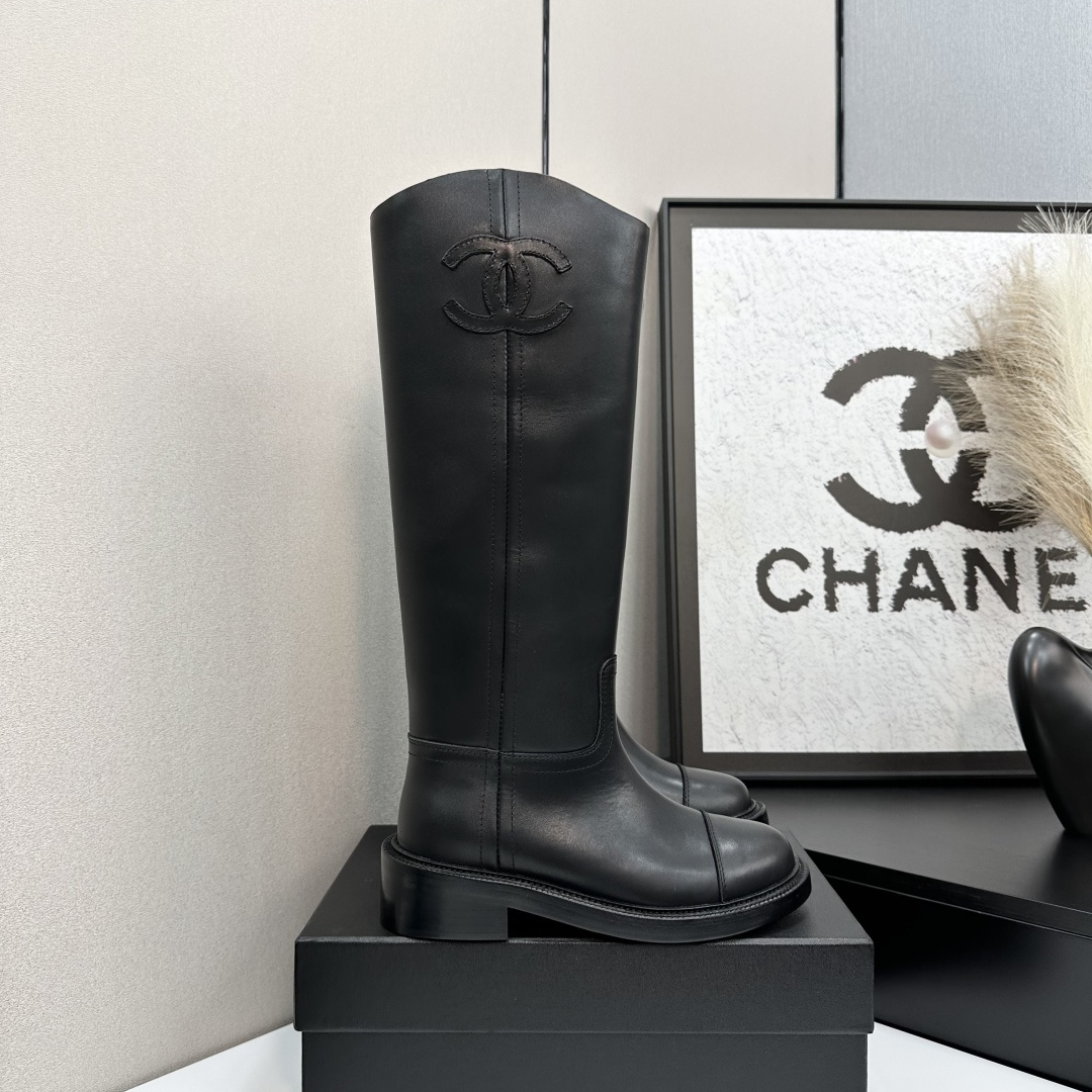 NO:592512,Xiaoxiang short boots, a must-have item for this autumn and winter!  !  Chanel's autumn and winter heavy industry popular short boots are highly recommended by Xiaohongshu. They look good no matter how you match them. They are a must-have for fashion. Ms. Chanel loves simple and irresistible combinations to show her unique dressing style. She can mix and match freely to shine and follow the fashionable steps of her grandma!  !  !  Enlarge the exquisite details to see the original molded hardware buckle. The top version is made at the purchasing level★The upper is made of first-layer cowhide, sheepskin feet, and genuine leather outsole. Size 35-39 (order 40/41) short boots, boots, chanel, boots, cowhide, sheepskin, Leather soles19860909小香短靴,本季秋冬季必备单品！！ 香奈儿秋冬重工爆款短靴 小红书力推款,怎么搭配都好看,时髦精必备,香奈儿女士钟爱简约又难以抗拒搭配展现与众不同的穿搭风格、自由混搭闪耀到位跟紧香奶奶时尚步伐！！！精致细节放大看原版开模五金扣 顶级版本代购级别打造★鞋面采用头层牛皮,羊皮垫脚,真皮大底 码数35-39（40/41订） 短靴长靴,靴子,chanel,boots,cowhide,sheepskin,Leather soles,Women's Shoes