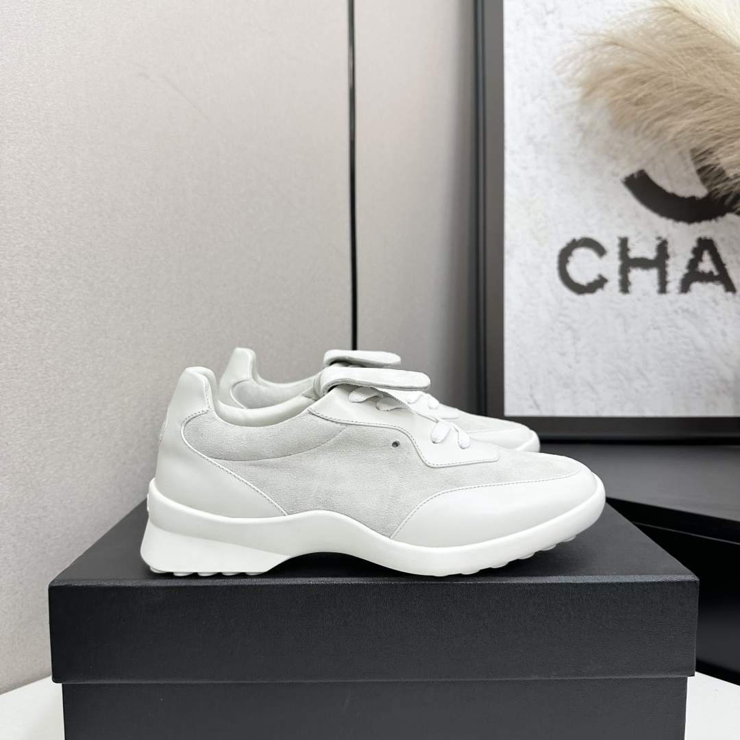 NO:592509,Chanel 25ss Xiaoxiang new style Xiaoxiang loafers, flat shoes for autumn and winter, the must-have hot style of the Chanel family, the goddess series, with the elegant and ladylike temperament of the Chanel family, super attractive, irresistible, and heart-warming... Imported cowhide on the upper, original molded hardware logo, mixed sheepskin lining, outsole tPu Size#35-41 (40 41  Customized (non-refundable), loafers, chanel, chanel, loafers, cowhide, sheepskin19860909Chanel 25ss 小香 新款 小香乐福鞋 平底单鞋秋冬 香家必备爆款 女神系列,拥有香家特色优雅名媛气质,超级耐看,让人无法抗拒,心动ing…… 鞋面进口牛皮 原版开模五金logo 内里混种羊皮 大底tPu Size#35-41（40 41 定做不退换）,乐福鞋,chanel,chanel,loafers,cowhide,sheepskin,Women's Shoes