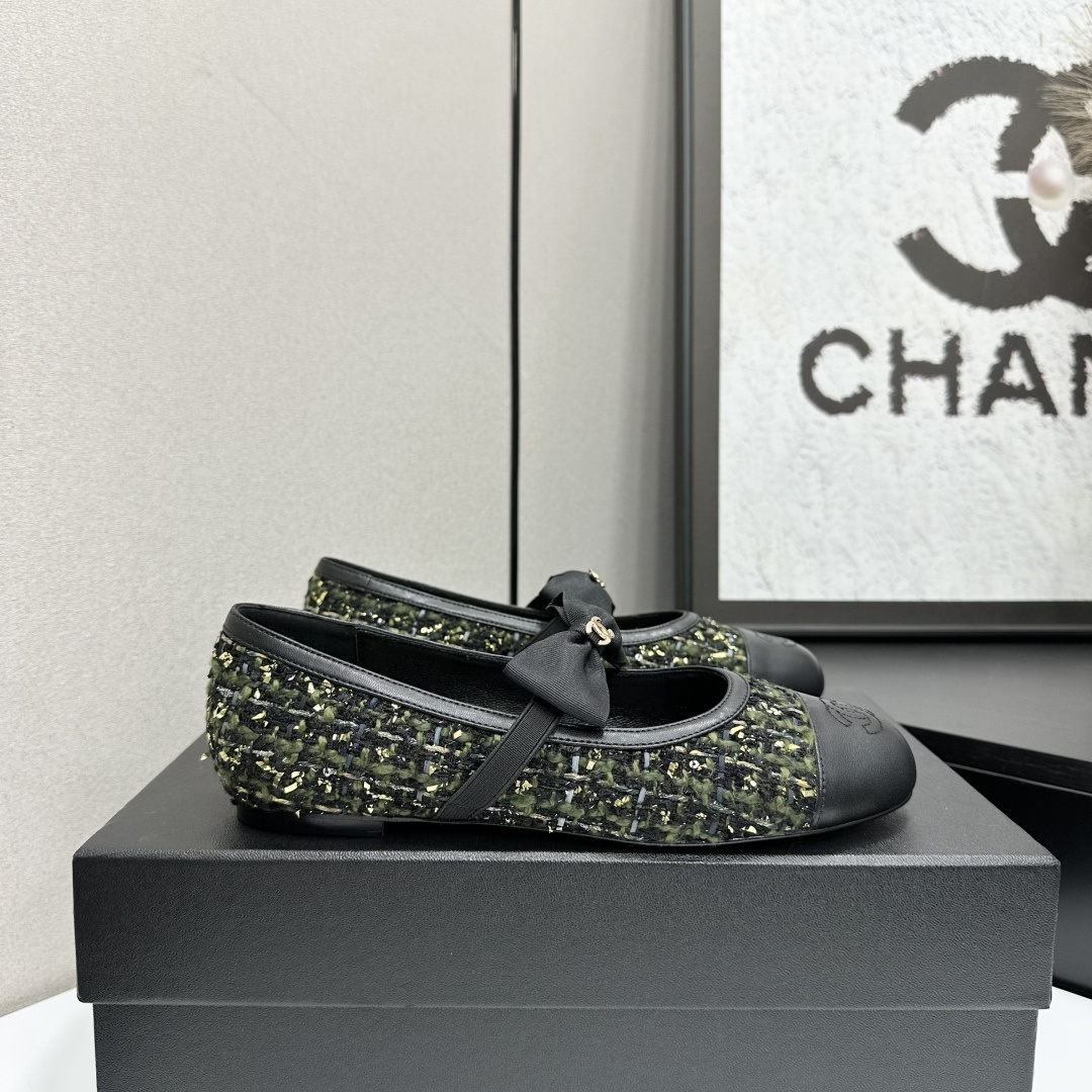 NO:592503,2025 Xiaoxiang is a must-have item for autumn and winter this season!  !  Chanel's autumn and winter heavy industry hot styles are highly recommended by Xiaohongshu. They look good no matter how you match them. They are a must-have for fashion. Ms. Chanel loves simple and irresistible combinations to show her unique dressing style. She can mix and match freely to shine and follow the fashionable steps of her grandma!  !  !  Enlarge the exquisite details to see the original molded hardware buckle. The top version is made at the purchasing level★ The upper is made of original customized cowhide, sheepskin lining, sheepskin feet, original molded leather outsole, code number 35-39 (customized 40, 41, single shoes, chanel, cowhide, sheepskin, Leather soles198609092025小香 本季秋冬季必备单品！！ 香奈儿秋冬重工爆款 小红书力推款,怎么搭配都好看,时髦精必备,香奈儿女士钟爱简约又难以抗拒系搭配展现与众不同的穿搭风格、自由混搭闪耀到位跟紧香奶奶时尚步伐！！！精致细节放大看原版开模五金扣 顶级版本代购级别打造★鞋面采用原版定制牛皮,羊皮内里,羊皮垫脚,原版开模真皮大底,码数35-39（40、41定做,单鞋,chanel,cowhide,sheepskin,Leather soles,Women's Shoes