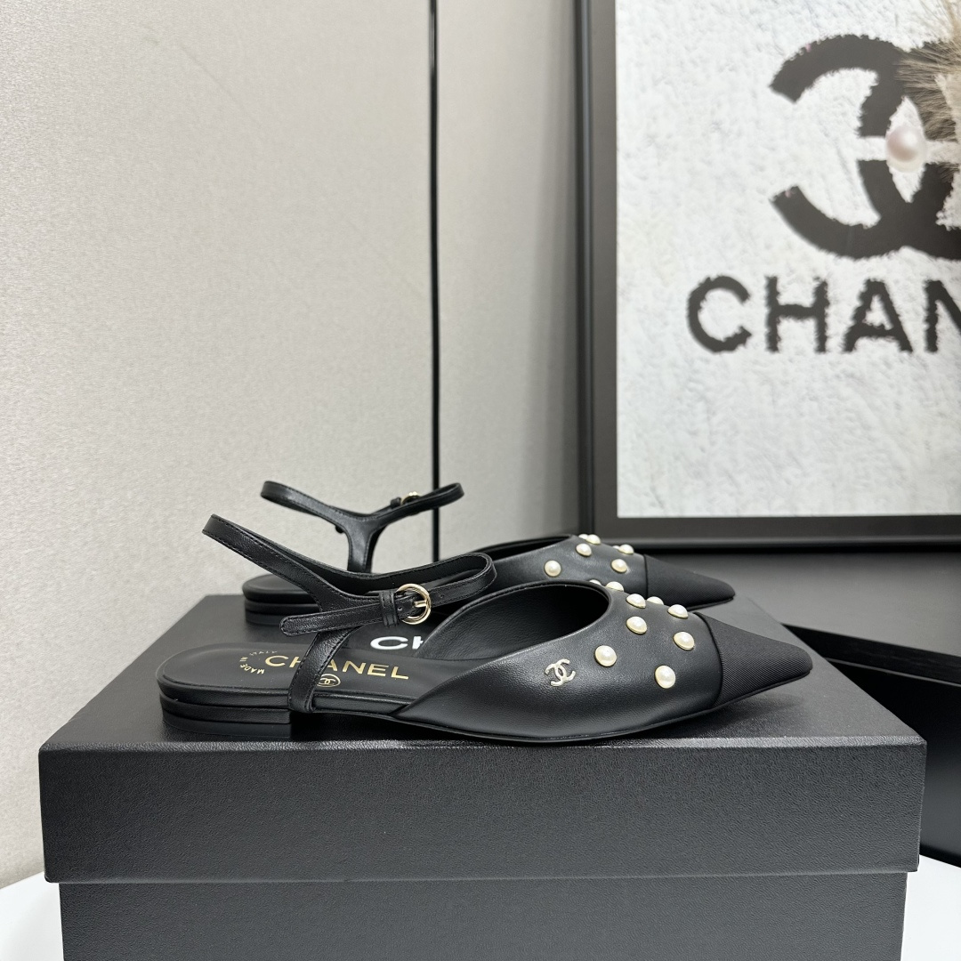 NO:592526,Xiaoxiang is a must-have item for autumn and winter this season!  !  Chanel's autumn and winter heavy industry hot styles are highly recommended by Xiaohongshu. They look good no matter how you match them. They are a must-have for fashion. Ms. Chanel loves simple and irresistible combinations to show her unique dressing style. She can mix and match freely to shine and follow the fashionable steps of her grandma!  !  !  Exquisite details. Zoom in to see the original molded hardware buckle. The top version is made at the purchasing level. ★The upper is made of original customized cowhide, sheepskin feet, original molded leather outsole, code number 35-39 (40, 41 flat square root, sandals, chanel, sandals, cowhide, sheepskin, Leather soles19860909小香 本季秋冬季必备单品！！ 香奈儿秋冬重工爆款 小红书力推款,怎么搭配都好看,时髦精必备,香奈儿女士钟爱简约又难以抗拒系搭配展现与众不同的穿搭风格、自由混搭闪耀到位跟紧香奶奶时尚步伐！！！精致细节放大看原版开模五金扣 顶级版本代购级别打造★鞋面采用原版定制牛皮,羊皮垫脚,原版开模真皮大底,码数35-39（40、41平底方根,凉鞋,chanel,sandals,cowhide,sheepskin,Leather soles,Women's Shoes