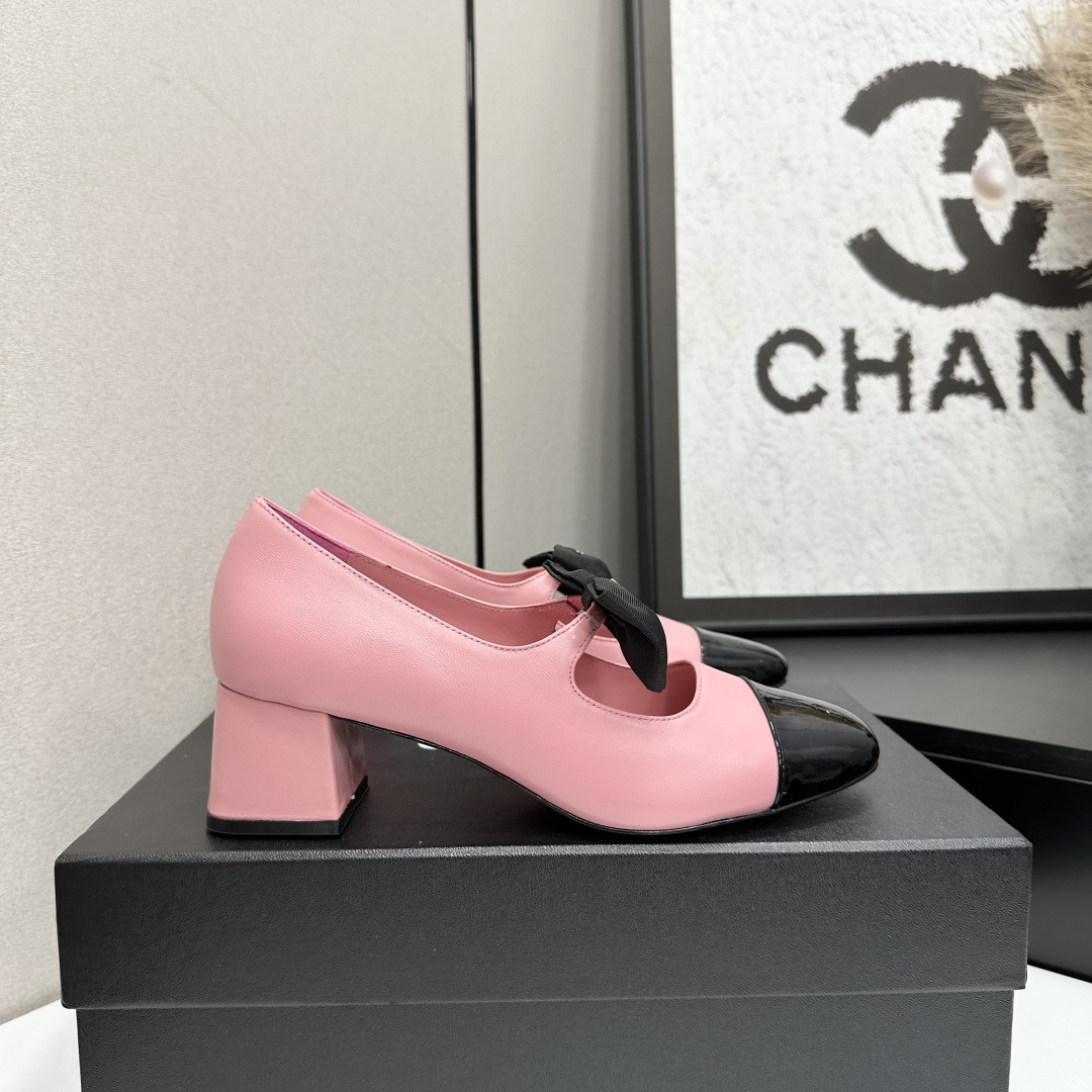 NO:592982,Early autumn new model Chanel 25B small fragrant bow Mary Jane shoes classic double C small buckle high-heeled shoes. Classic double C bow, Chanel's high-end sense always makes people convinced. It looks like a simple style, but it is inexplicably high-end on the feet. Absolutely girly feeling, comfortable and easy to wear. Sheepskin/cow patent leather upper, sheepskin lining, Italian genuine leather outsole, heel height 5cm  Size 35-39 (40.41 custom-made, non-refundable), high-heeled shoes, chanel, chanel, mary jane, high heels, sheepskin, Leather soles19860909早秋新款Chanel 25B 小香蝴蝶结玛丽珍鞋经典双C小扣高跟单鞋 经典双C蝴蝶结,香家高级感这块总让人大写的服气 看起来简单的款式 但上脚就莫名很高级 绝对的少女感 舒适好穿 鞋面羊皮/牛漆皮 内里垫脚羊皮 鞋底意大利真皮大底 跟高5cm 码数35-39（40.41定做不退换）,高跟鞋单鞋,chanel,chanel,mary jane,high heels,sheepskin,Leather soles,Women's Shoes