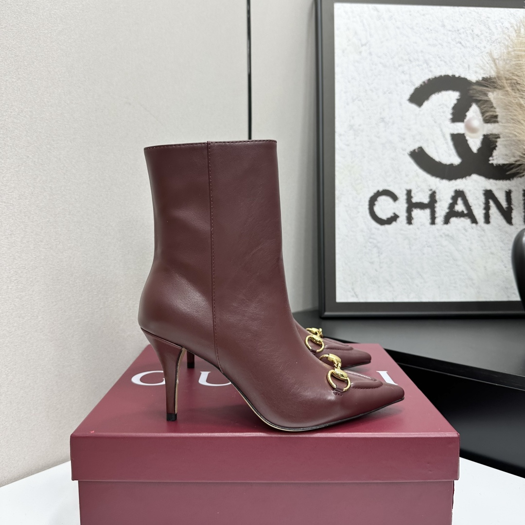 NO:592997,The highest version of the 2025 new CUCCI Gucci high-heeled short boots, pointed toe ankle boots and bare boots. The top version, welcome to compare. The original 1:1 replica. Please note that many of the items on the market are incorrect. Please look for our authenticity guarantee. Full-grained high-grade calfskin for uppers/original double-G cloth. Full-grained high-grade lambskin for lining/foot pads. Italian top genuine leather sole. Heel height 10cm.  Matching sizes 35-42 (41/40/42 custom-made, non-refundable) Original full set of green packaging G cloth leather 370 Gucci creative director launches new pointed chain ankle boots, a commitment to gender equality and advocating female empowerment. The pointed toe corridor is embellished with unique chain details, highlighting beauty, strength and free spirit. Boots, gucci, boots, cowhide, sheepskin19860909最高版本 2025新款CUCCI古奇高跟短靴尖头及踝靴裸靴 顶级版本、欢迎比对. 原版1:1复刻 注意市面通货内里很多都不对版哦请认准咱家正品保证 鞋面全粒纹高档小牛皮 /原版双G布 内里/垫脚全粒纹高档小羊皮 鞋底意大利顶级真皮底 跟高10cm 配码35-42（41/40/42定做不退换） 包装原版全套绿色包装 G布 皮面370 Gucci创作总监推出全新尖头链条及踝鞋靴,对于性别平等和倡导女性赋权的承诺,尖头廊形缀饰别致链条细节,彰显美丽,力量和自由精神,靴子,gucci,boots,cowhide,sheepskin,Women's Shoes