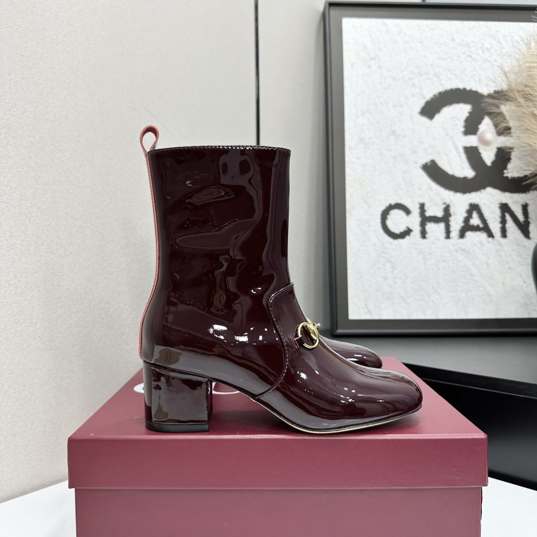 NO:593797,The highest version of the 2025 new CUCCI Gucci high-heeled short boots, ankle boots and bare boots. The top version, welcome to compare. The original version is 1:1 replica. Please note that many of the items on the market are incorrect. Please look for our authenticity guarantee. Full-grained high-grade calfskin for the upper / original double G cloth. Full-grained high-grade lambskin for the lining / foot pad. Italian top genuine leather sole. Heel height 5cm.  Matching sizes 35-42 (41/40/42 are custom-made and non-returnable) Packaging Original full set of green packaging Gucci creative director launches new pointed chain ankle boots, a commitment to gender equality and advocating female empowerment, pointed corridor-shaped embellished unique chain details, highlighting beauty, strength and free spirit cloth 320, boots, gucci, boots, cowhide, sheepskin19860909最高版本 2025新款CUCCI古奇高跟短靴踝靴裸靴 顶级版本、欢迎比对. 原版1:1复刻 注意市面通货内里很多都不对版哦请认准咱家正品保证 鞋面全粒纹高档小牛皮 /原版双G布 内里/垫脚全粒纹高档小羊皮 鞋底意大利顶级真皮底 跟高5cm 配码35-42（41/40/42定做不退换） 包装原版全套绿色包装 Gucci创作总监推出全新尖头链条及踝鞋靴,对于性别平等和倡导女性赋权的承诺,尖头廊形缀饰别致链条细节,彰显美丽,力量和自由精神布320,靴子,gucci,boots,cowhide,sheepskin,Women's Shoes