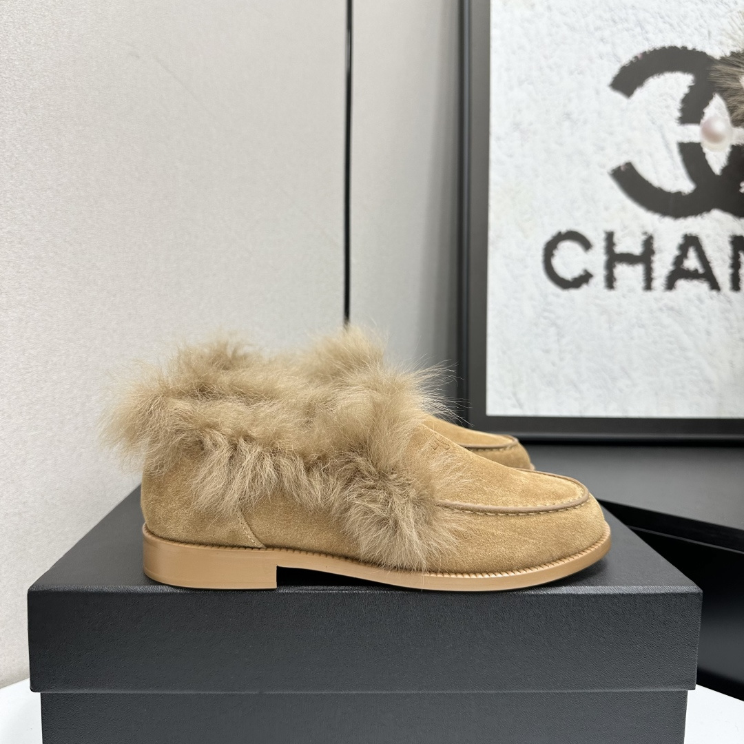 NO:593794,Xiaoxiang is a must-have item for autumn and winter this season!  !  Chanel's autumn and winter heavy industry hot styles are highly recommended by Xiaohongshu. They look good no matter how you match them. They are a must-have for fashion. Ms. Chanel loves simple and irresistible combinations to show her unique dressing style. She can mix and match freely to shine and follow the fashionable steps of her grandma!  !  !  Enlarge the exquisite details to see the original molded hardware buckle. The top version is made at the purchasing level★ The upper is made of original customized cowhide, rex rabbit fur, sheepskin feet, original molded leather outsole, code number 35-39 (customized 40, 41, loafers, fur shoes, chanel, loafers, cowhide, sheepskin, Leather soles19860909小香 本季秋冬季必备单品！！ 香奈儿秋冬重工爆款 小红书力推款,怎么搭配都好看,时髦精必备,香奈儿女士钟爱简约又难以抗拒系搭配展现与众不同的穿搭风格、自由混搭闪耀到位跟紧香奶奶时尚步伐！！！精致细节放大看原版开模五金扣 顶级版本代购级别打造★鞋面采用原版定制牛皮,獭兔毛,羊皮垫脚,原版开模真皮大底,码数35-39（40、41定做,乐福鞋毛毛鞋,chanel,loafers,cowhide,sheepskin,Leather soles,Women's Shoes