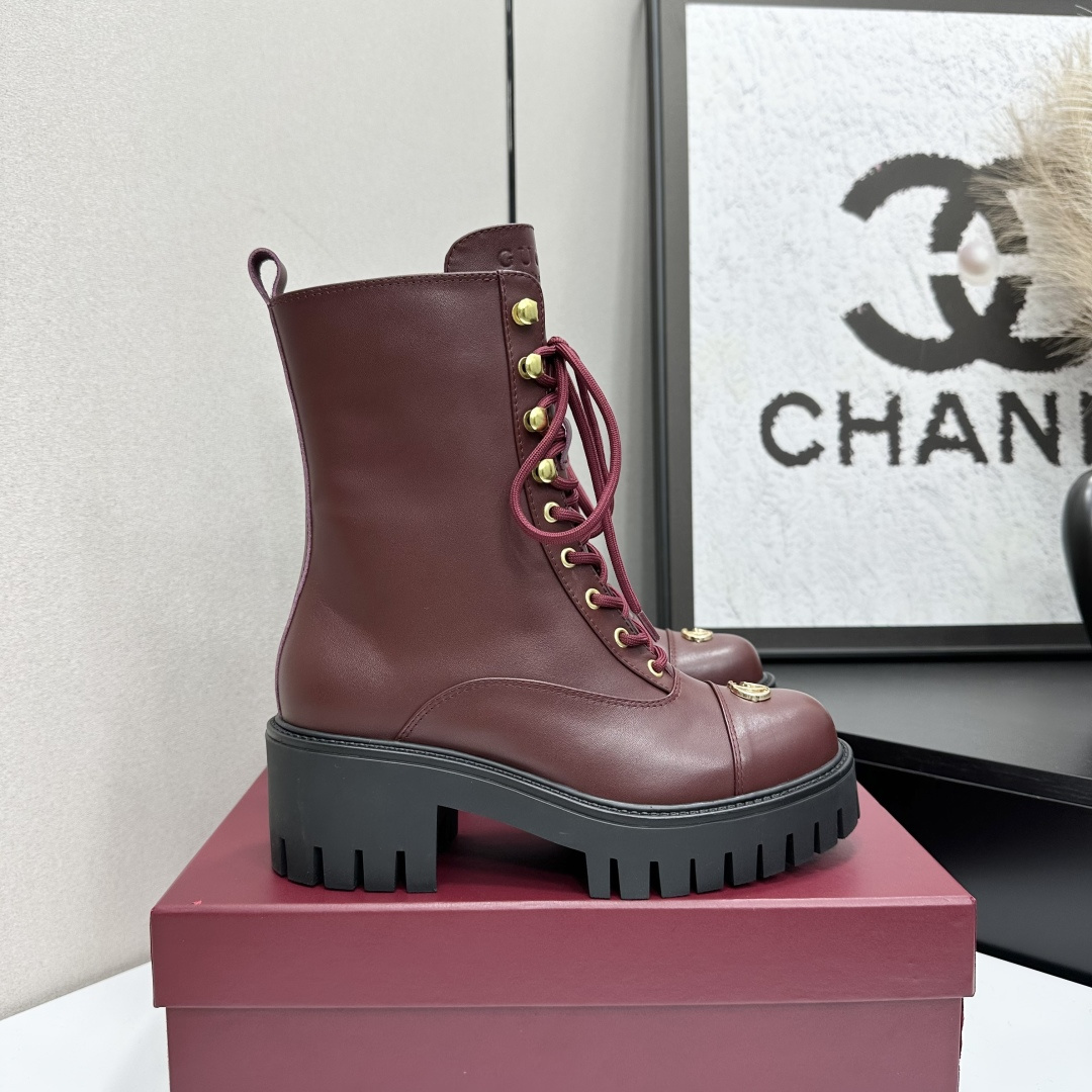 NO:593791,The highest version of 2025 Gucci autumn and winter latest GUCCI mid-heel grooved thick-soled horsebit ankle Chelsea boots purchasing agent level, high-end boutique goods. This short boot is ingeniously integrated with the fashionable elements of boots and moccasins design, with lightweight foam rubber groove soles. The archive pattern continues to shine in the new Gucci series. The classic horsebit style accessories highlight the brand's equestrian heritage. It doubles the charm of the entire design and injects a refined and elegant atmosphere into daily shoes.  Fabric imported calfskin + embossed craftsmanship Lining/foot pads water chestnut leather Outsole 1:1 mold rubber foam high toughness 4.5 cm heel thick sole Absolutely not heavy and rigid, nor will it collapse All materials and processes are consistent with the Y version Size 35-42 standard code 404142 custom-made Heel height 4.5CM Forefoot 2.5 cm Packaging counter high-end packaging Price, boots, gucci, boots, cowhide19860909最高版本 2025古奇秋冬最新GUCCI 中跟沟槽厚底马衔扣踝切尔西靴代购级别 高端精品尖货 这款短靴匠心融蕴靴子和软帮鞋设计中的时尚元素,配以轻质发泡橡胶沟纹鞋底 ,典藏图案继续在Gucci全新系列中大放异彩,经典马衔扣造型配件彰显品牌马术传承.令整个设计魅力倍增,为日常鞋款注入精致考究气息 面料进口小牛皮+压花工艺 内里/垫脚水柒牛皮 大底1:1模具橡胶发泡高韧性4.5 cm跟厚底 绝对不死沉死硬,也绝不坍塌 所有的材质和工艺,与Y版一致 尺码35-42标准码 404142定做 跟高4.5CM 前掌2.5 cm 包装专柜高端包装 价格,靴子,gucci,boots,cowhide,Women's Shoes