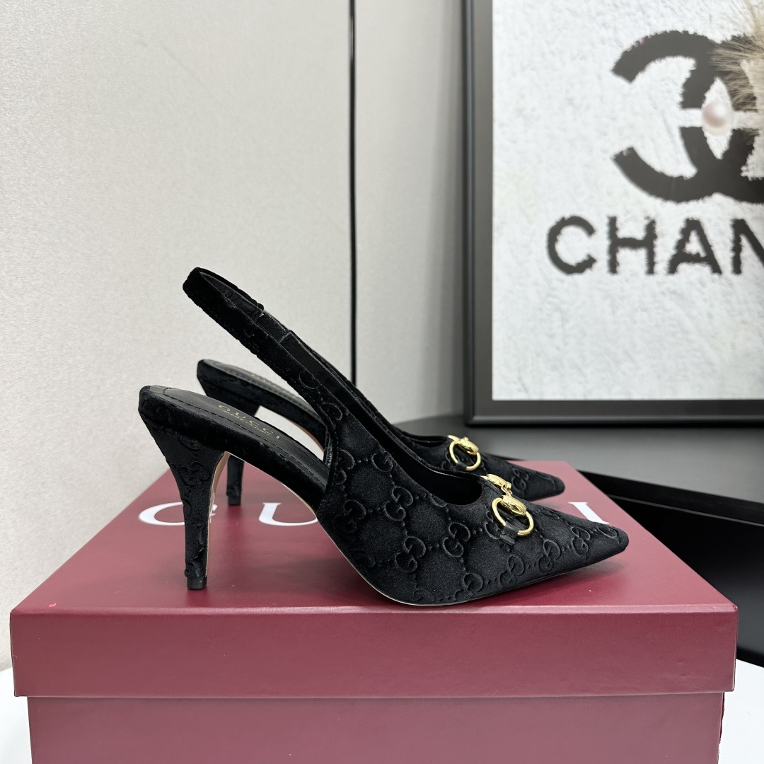 NO:593817,2025 Summer Gucci's latest D-shaped light gold horsebit velvet half-slip sandals —————————————— This women's thong sandals are paired with gold-toned accessories decorated with classic big D new horsebit details, highlighting the brand heritage and showing a unique charm. Made of exquisite sheepskin, the design is elegant yet casual. It is a refreshing and ideal item for warm season styles. Top version, welcome to compare. Original 1:1 replica. Please look for our authenticity guarantee.  Upper imported high-grade embossed leather/velvet, lining/foot pads full-grain high-grade lambskin, genuine leather sole, heel height 8.5cm, matching size 35-42 (41/40/42/customized, non-refundable), high-heeled sandals, gucci, sandals, high heels, sheepskin198609092025夏季 Gucci 最新D字浅金马衔扣丝绒半拖 凉鞋 ————————————— 这款女士夹趾凉鞋搭配饰经典大D新马衔扣细节金色调配件,彰显品牌传承,尽显别样魅力.采用精致羊皮打造,设计优雅而不失随性,是暖季造型的清爽理想单品 顶级版本、欢迎比对. 原版1:1复刻 注意请认准咱家正品保证 鞋面进口高档压纹皮/丝绒 内里/垫脚全粒纹高档小羊皮 鞋底真皮底 跟高8.5cm 配码35-42（41/40/42/定做不退换）,高跟鞋凉鞋,gucci,sandals,high heels,sheepskin,Women's Shoes