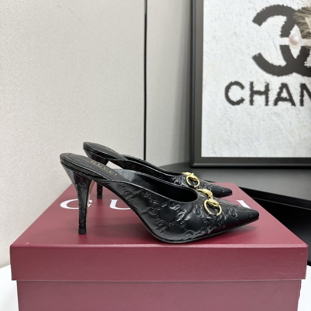 NO:593814,Summer Gucci’s latest D-shaped light gold horsebit velvet half-slip sandals ——————————— Leather embossed This women’s thong sandals are paired with classic big D new horsebit details and gold-toned accessories, highlighting the brand heritage and showing a unique charm. Made of exquisite sheepskin, the design is elegant yet casual. It is a refreshing and ideal item for warm season styles. Top version, welcome to compare. Original 1:1 replica. Please look for our authenticity guarantee.  Upper imported high-grade embossed leather/velvet, lining/foot pads full-grain high-grade lambskin, genuine leather sole, heel height 8.5cm, matching size 35-42 (41/40/42/customized, non-refundable), high heels and slippers, gucci, sandals, high heels, slippers, sheepskin19860909夏季 Gucci 最新D字浅金马衔扣丝绒半拖 凉鞋 —————————————皮面 压花 这款女士夹趾凉鞋搭配饰经典大D新马衔扣细节金色调配件,彰显品牌传承,尽显别样魅力.采用精致羊皮打造,设计优雅而不失随性,是暖季造型的清爽理想单品 顶级版本、欢迎比对. 原版1:1复刻 注意请认准咱家正品保证 鞋面进口高档压纹皮/丝绒 内里/垫脚全粒纹高档小羊皮 鞋底真皮底 跟高8.5cm 配码35-42（41/40/42/定做不退换）,高跟鞋拖鞋,gucci,sandals,high heels,slippers,sheepskin,Women's Shoes